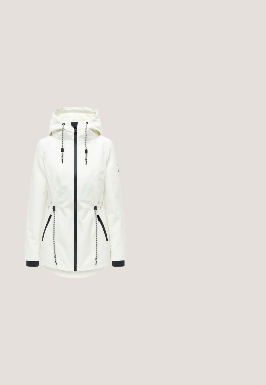 Witte jas met capuchon, zwarte ritssluiting, verstelbare trekkoorden aan capuchon en taille, lange mouwen en met rits afsluitbare zijzakken.; Zwart T-shirt met korte mouwen met een blauwe abstracte kustthema-afbeelding en de tekst "Coastal Garden" op de voorkant.; Flared donkerblauwe jeans van denim, met een hoge taille, vijf-pocket ontwerp en knoopsluiting met zilveren klinknagels.; Zwarte leren veterboot hangend boven een houten bankje met groene gras onscherp op de achtergrond.; Zwart, leren handtas in halve maanvorm met handvat aan de bovenkant en een afneembare bordeauxrode en witte schouderband met patroon en zilveren gesp.; Hoepeloorbellen met afwisselende gouden en zilveren metalen schakels, met een gladde, gepolijste afwerking en een veilige sluiting met een post.