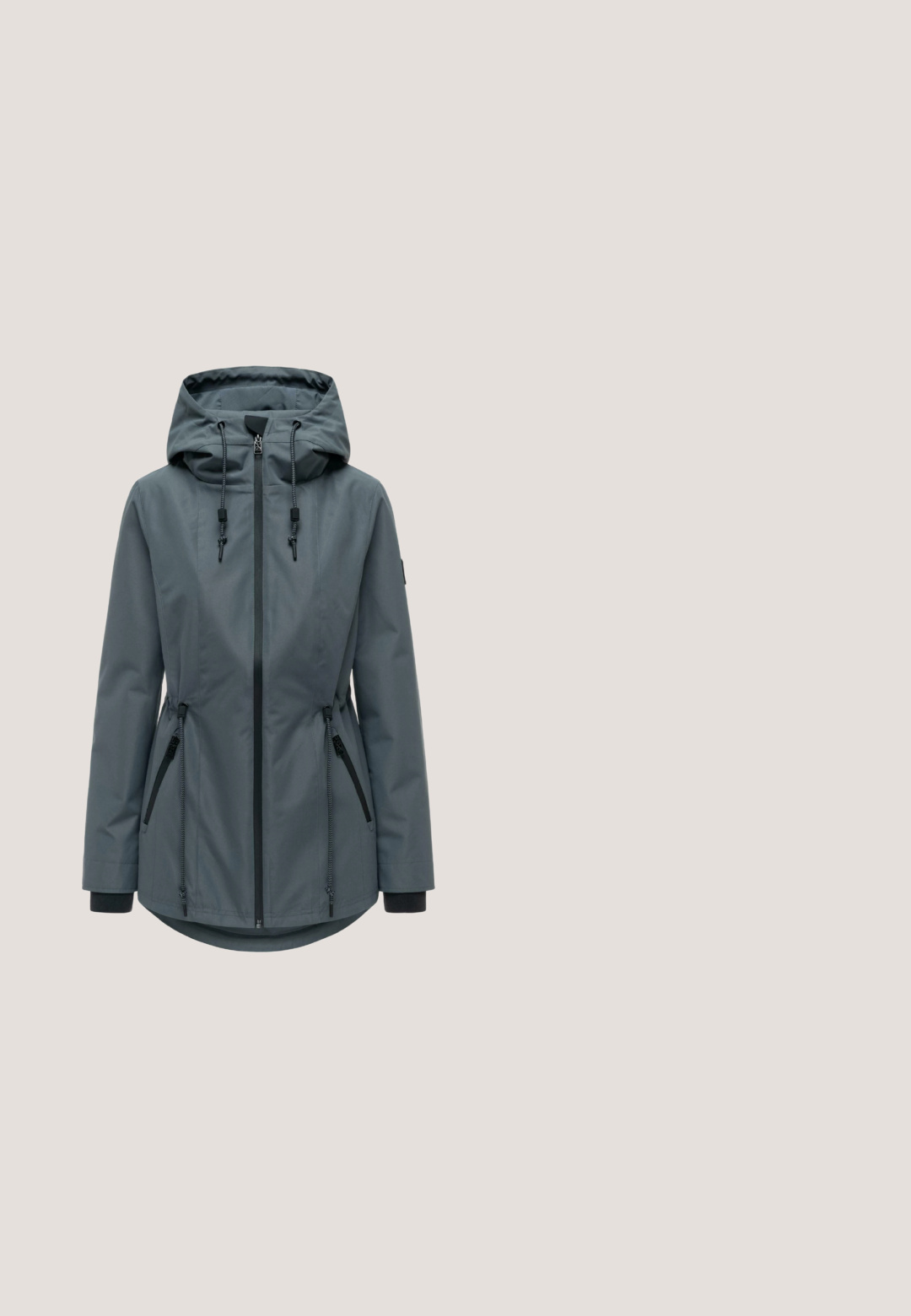 Graue Damen-Kapuzenjacke mit Frontreißverschluss, verstellbaren Kordelzügen an Kapuze und Taille, seitlichen Reißverschlusstaschen und gerippten Bündchen.; Grau gestrickter Pullover mit V-Ausschnitt, lockerer Passform und langen Ärmeln. Verfügt über eine dezente Textur und ein kleines Logo-Detail am Saum.; Graue kurzärmlige, locker sitzende Bluse mit Rundhalsausschnitt und elastischem Saum, mit subtiler gewaschener Textur.; Graue Denim-Caprihosen mit einer taillierten Passform, ausgestattet mit Vordertaschen, einem Knopfverschluss und einer leicht abgewetzten Textur.; Grauer Sportschuh mit einer Kombination aus Wildleder und Mesh, einem gepolsterten Kragen, Schnürverschluss und einer weißen Gummisohle mit Profil.; Zweifarbige Crossbody-Tasche aus grauem Leder mit verstellbarem Riemen, vorderer Reißverschlusstasche und Metall-Logo-Plakette im unteren Bereich.