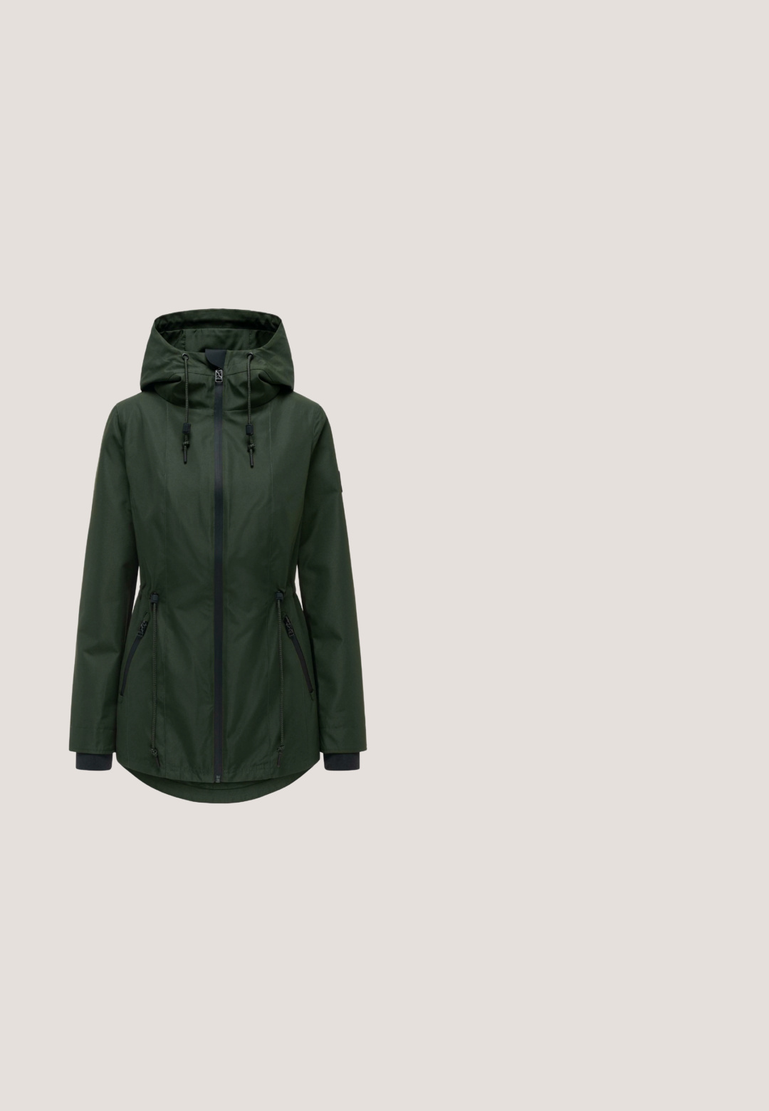 Chaqueta con capucha de color verde oscuro con cremallera frontal, cordones ajustables en la capucha y la cintura, bolsillos laterales con cremallera y mangas largas con puños interiores.; Suéter verde de punto de manga larga con cuello alto, cremallera diagonal en el hombro y detalle de cordón en el lado inferior.; Vestido verde de punto con mangas largas, escote redondo y puños acanalados. Presenta una pequeña etiqueta con el logo cerca del dobladillo.; Zapatillas altas de cuero verde con forro de pelo sintético crema, cremallera lateral, cordones beige y suela de goma estriada.; Miriade MIRACLE - Bandolera - militare; Pendientes de aro de oro con una fila de piedras rectangulares verde esmeralda bordeadas por pequeñas piedras redondas transparentes, creando una apariencia en capas.