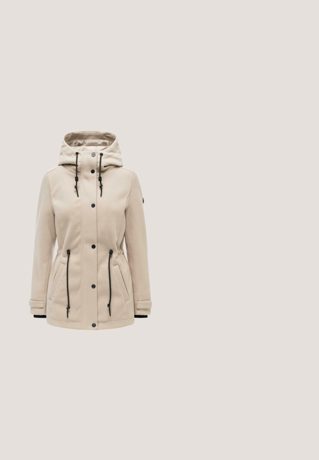 Beige hættejakke med sorte snore, trykknapper foran, to sidelommer og justerbare håndledsremme.; Part Two ANNEPW - T-shirts basic - dark navy; Sorte cargo-bukser lavet af letvægtsstof, med elastisk talje, sidelommer og en afslappet pasform.; Grå højtop sneakers lavet af læder med en struktureret finish, der har en hvid gummisål og en orange logoaccent på siden.; Sort læderhåndtaske med tekstureret finish, med en buet form, top-håndtag og justerbar rem. Indeholder præget logodetalje.; Sølv kædetråd med en hjerteformet vedhæng og en lille pink detalje. Glat overflade, minimalistisk design og sikker lukning.