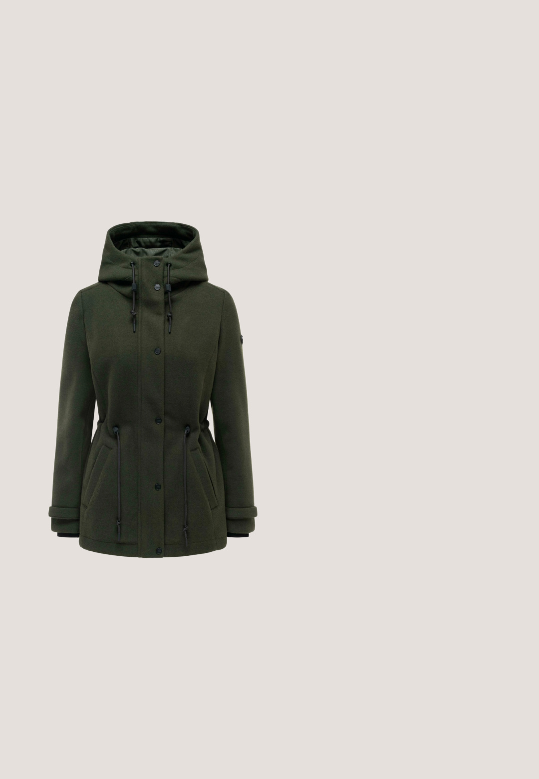 Chaqueta con capucha de color verde oscuro con botones de presión al frente, cordones ajustables en la cintura, cintas en los puños y dos bolsillos delanteros.; Sudadera de forro polar gris oscuro con media cremallera, textura cepillada, cuello alto y bolsillos laterales. Presenta un pequeño logo en el dobladillo.; Vestido verde de punto con mangas largas, escote redondo y puños acanalados. Presenta una pequeña etiqueta con el logo cerca del dobladillo.; Zapatillas con una combinación de materiales negros, oliva y bronce, que cuentan con cierre de cordones y cremallera, puntera redonda y suela de goma texturizada.; Bolsa deportiva verde con doble asa, cierre de cordón elástico, bolsillo de malla y detalle con logo; fabricada con material duradero e impermeable.; Pendientes de aro de plata con un charm de luna creciente y estrella. Elaborados en plata esterlina 925, con un acabado suave, diseño simple pero distintivo.