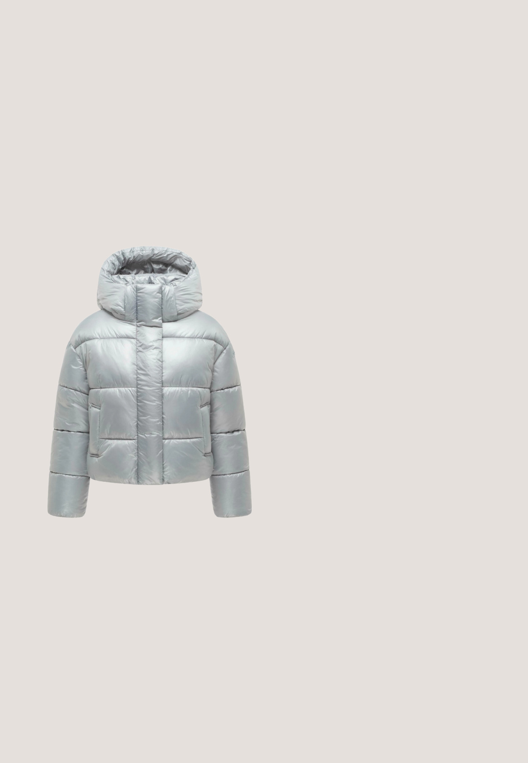 Lysegrå polstret vinterjakke med hætte, forlommer og skjult lynlås foran.; Grå sweatshirt med rund halsudskæring og nedskuldrede skuldre. Fremstillet af blødt stof, har en cropped design og ribbede manchetter. Enkel mærkat ved kraven.; Fitted grå turtleneck med lange ærmer, lavet af glat materiale og med et enkelt design, præsenteret på en hvid baggrund.; Lysegrå sweatpants med vide ben, elastisk talje og snøre foran.; Mørkegrå ruskinds ankelstøvle med en rund tå, blødt foer og en gummisål med et struktureret slidbane. Trækstrop på bagsiden.; Grå blød skuldertaske i læder med bred strop og enkelt sømdetalje, der løber vertikalt ned foran i midten.