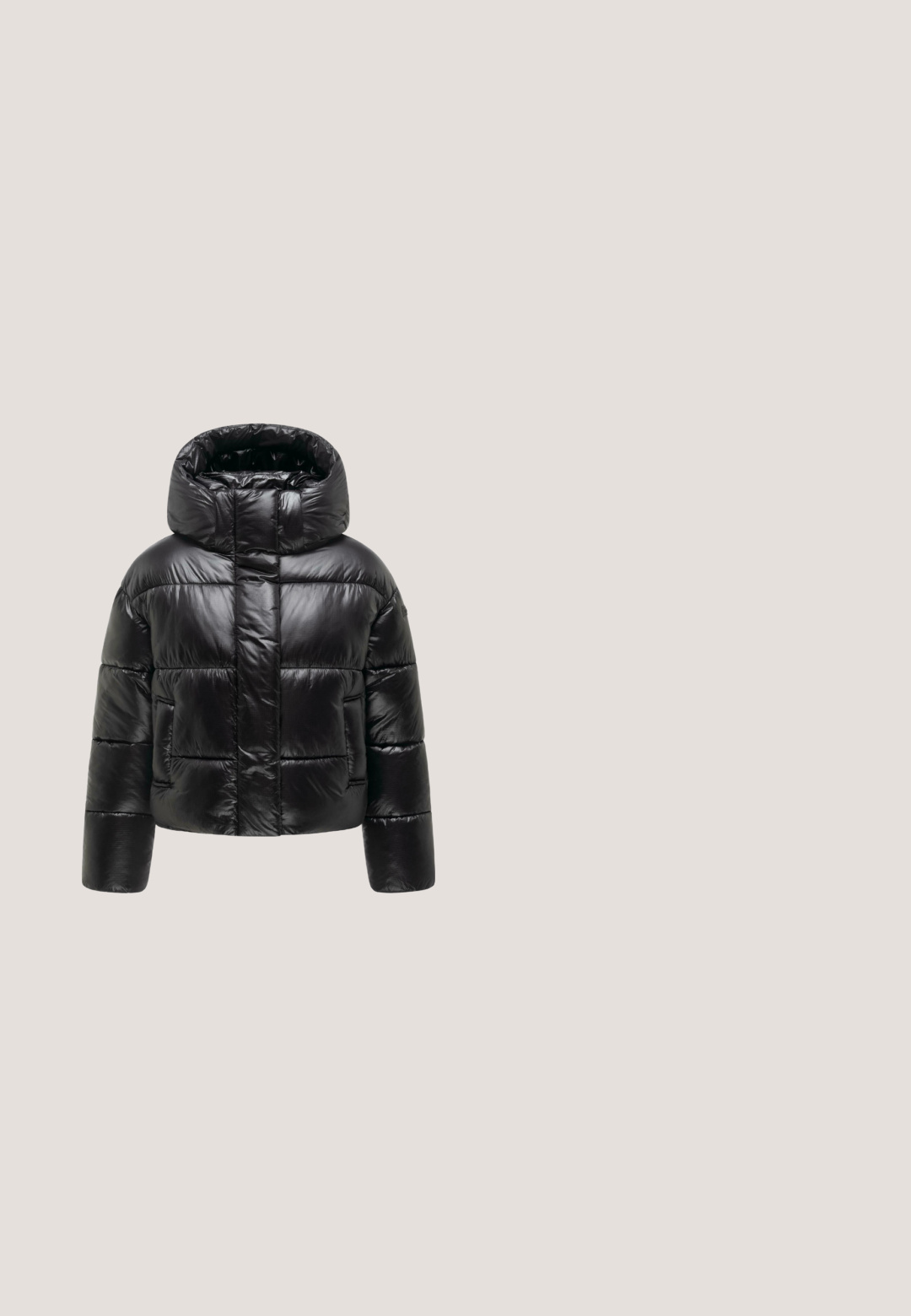 Chaqueta acolchada negra y brillante con capucha grande, diseño acolchado y de guata, mangas largas y bolsillos frontales, mostrada sobre un fondo blanco.; Sudadera corta negra de manga larga con paneles laterales beige y puños acanalados, con un pequeño logo redondo cerca del dobladillo.; Leggings negros con una cinturilla elástica gruesa. Hechos de un material suave y elástico, ajustados para un silueta entallada y sin patrones visibles.; Botas de tobillo de ante negro con una suela de goma negra gruesa y estriada. Con cordones y una lengüeta en la parte trasera para facilitar su uso.; Gafas de sol rectangulares negras con lentes oscuros, con un acabado brillante y detalles en dorado en las patillas. Diseño audaz y moderno.; Bolso rectangular negro de piel sintética con dos asas cortas y el logo LIU JO en relieve en el frente.
