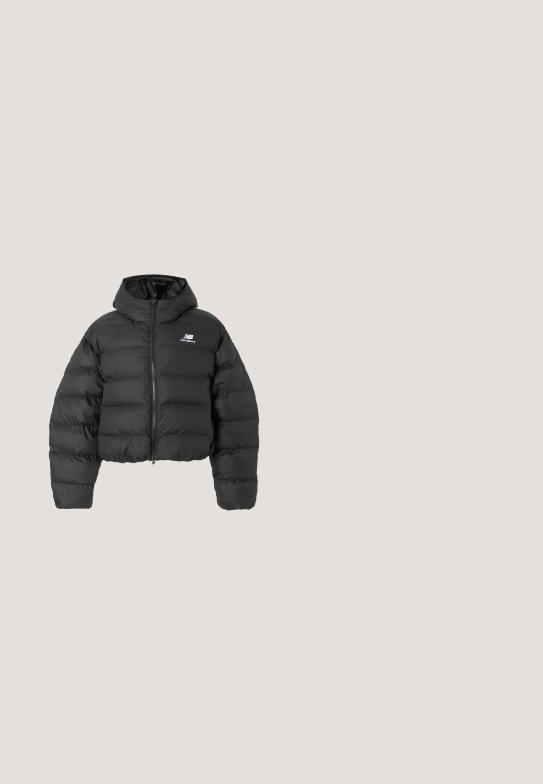 Sort dunjakke med hætte, lynlås foran og hvidt New Balance-logo på brystet, vist på en ensartet lys baggrund.; Sort cropped hoodie lavet af blødt materiale. Har en frontlomme, ribbede ærmer og et hvidt logo print med striber på brystet.; Mørkegrå oversized T-shirt med korte ærmer, rund hals og lille Carhartt-logo på venstre bryst.; Sort let nylon atletisk nederdel med elastisk talje og diskret reflekterende piping langs siderne, New Balance-logo på højre side.; Sort atletisk sko lavet af mesh og ruskind, med en glat, rund sål, hvide accenter og et logo på siden.; Sort polstret taske med to polstrede håndtag, rektangulær form og blød quiltet tekstur på ensfarvet hvid baggrund.