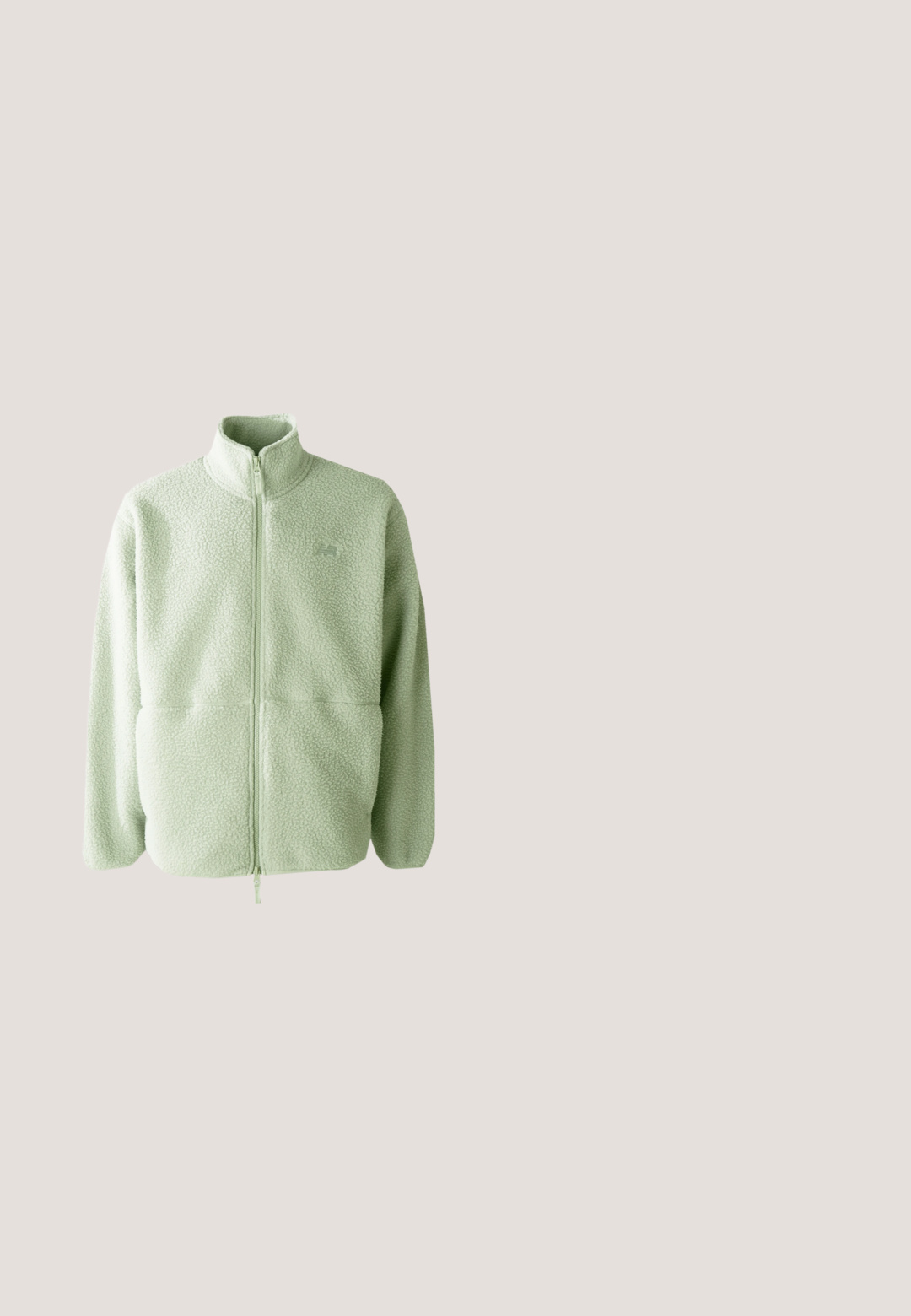 Veste en polaire vert clair avec un col montant, fermeture éclair intégrale et surface texturée ; dispose de deux poches avant et d'un petit logo.; T-shirt court à manches courtes de couleur violet foncé avec un col rond et un logo ton sur ton. Les épaules présentent des détails perforés subtils pour faciliter la ventilation.; Pantalons cargo vert clair avec une taille élastique, fabriqués à partir d'un tissu lisse, comportant deux poches latérales et une coupe droite.; Baskets en daim marron avec une semelle épaisse marron, des lacets vert menthe, un col rembourré et un détail de logo au talon. Design profilé bas.; Sac bandoulière rectangulaire vert olive avec bandoulière ajustable, fermeture éclair et tirette en cuir sur un fond uni.; Un collier composé de maillons en forme de croix émaillés en vert avec des accents argentés, présentant un design en chaîne et une fermeture sécurisée.