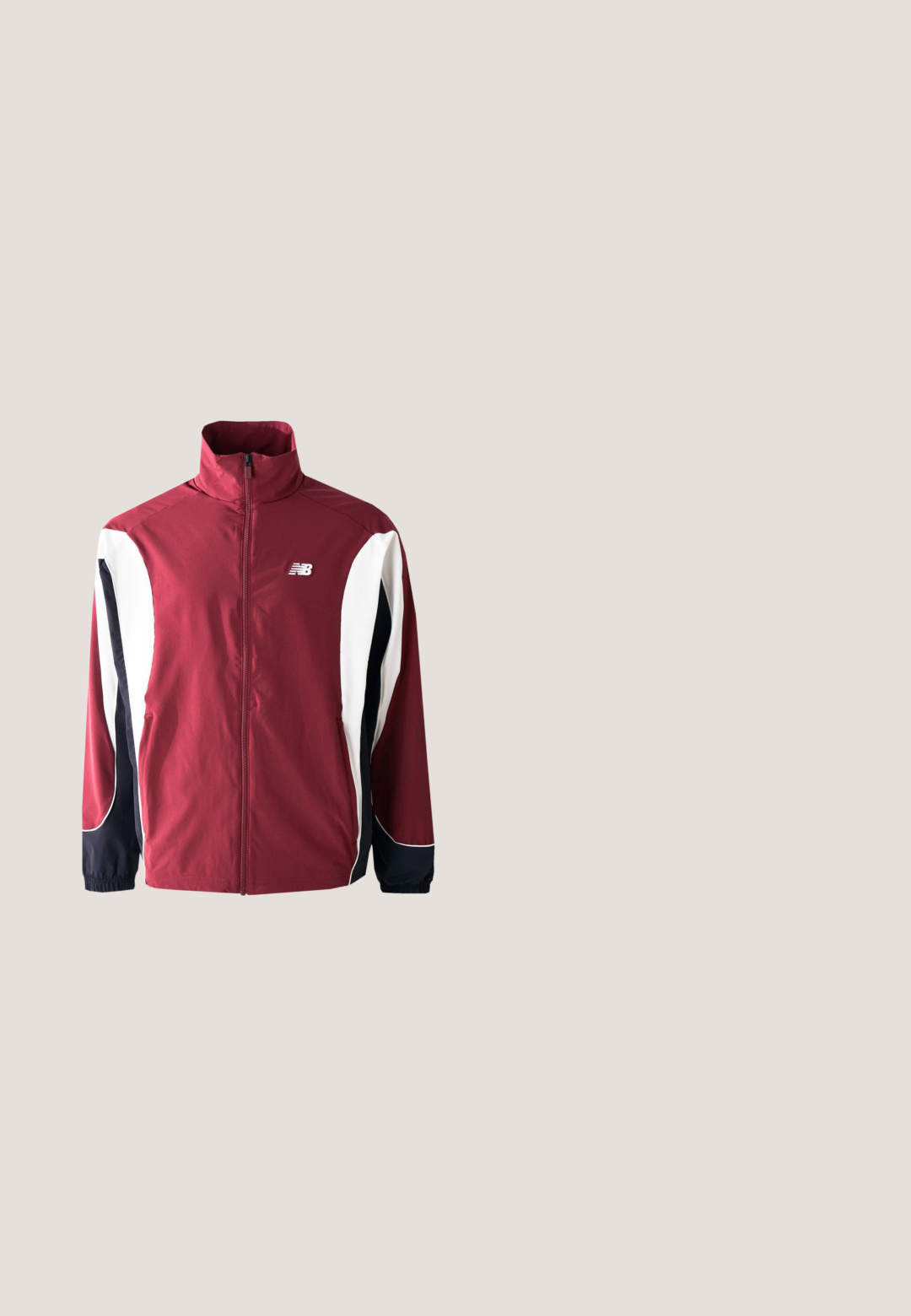 Veste bordeaux avec col montant, fermeture éclair intégrale, panneaux latéraux blancs et navy, et logo sur la poitrine gauche. Tissu lisse avec des poignets élastiques.; T-shirt rose clair uni à manches courtes et col rond, avec un petit logo blanc sur la poitrine gauche, présenté sur un fond gris.; Pantalons cargo noirs en matériau léger, dotés d'une taille élastique, de poches latérales et d'une coupe droite.; Chaussure de trail running noire avec une tige texturée, dotée d'une semelle rembourrée, d'un capuchon renforcé à l'avant, et d'un logo discret sur le côté.; Pince à cravate en métal argenté, au design slim et rectangulaire avec des bords arrondis. Nom de la marque "HUGO" gravé sur un côté. Texture lisse et polie.; Sac messager en nylon noir avec une sangle réglable, un design plat et une étiquette latérale arborant un logo. Texture lisse et style minimaliste.