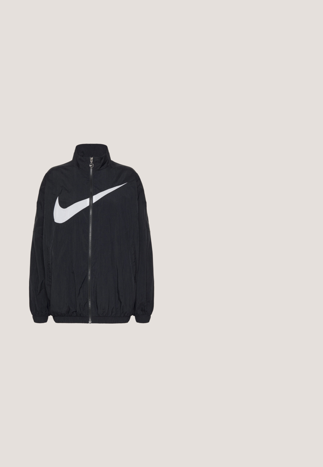 Chaqueta negra de material ligero, con cuello alto, cierre de cremallera completa y un gran logo de Nike en blanco en la parte frontal.; Camiseta de algodón gris con un logo negro de Nike en el pecho. Mangas cortas y un diseño clásico de cuello redondo.; Pantalones de chándal grises de tejido suave con cintura ajustable por cordón, piernas ajustadas y un bolsillo con cremallera en el lado izquierdo. Presenta un logo negro.; Zapatilla baja Nike Air Force 1 en blanco y beige claro con cordones blancos y pequeño logo dorado de Nike cerca del talón.; Bolso de hombro acolchado negro con asa gruesa y acolchada, correa desmontable, pequeño llavero de osito de peluche marrón y detalle de cremallera plateada.; Pendientes de aro de plata con un diseño retorcido, que presentan una superficie pulida y un cierre seguro. Forma circular con textura suave.