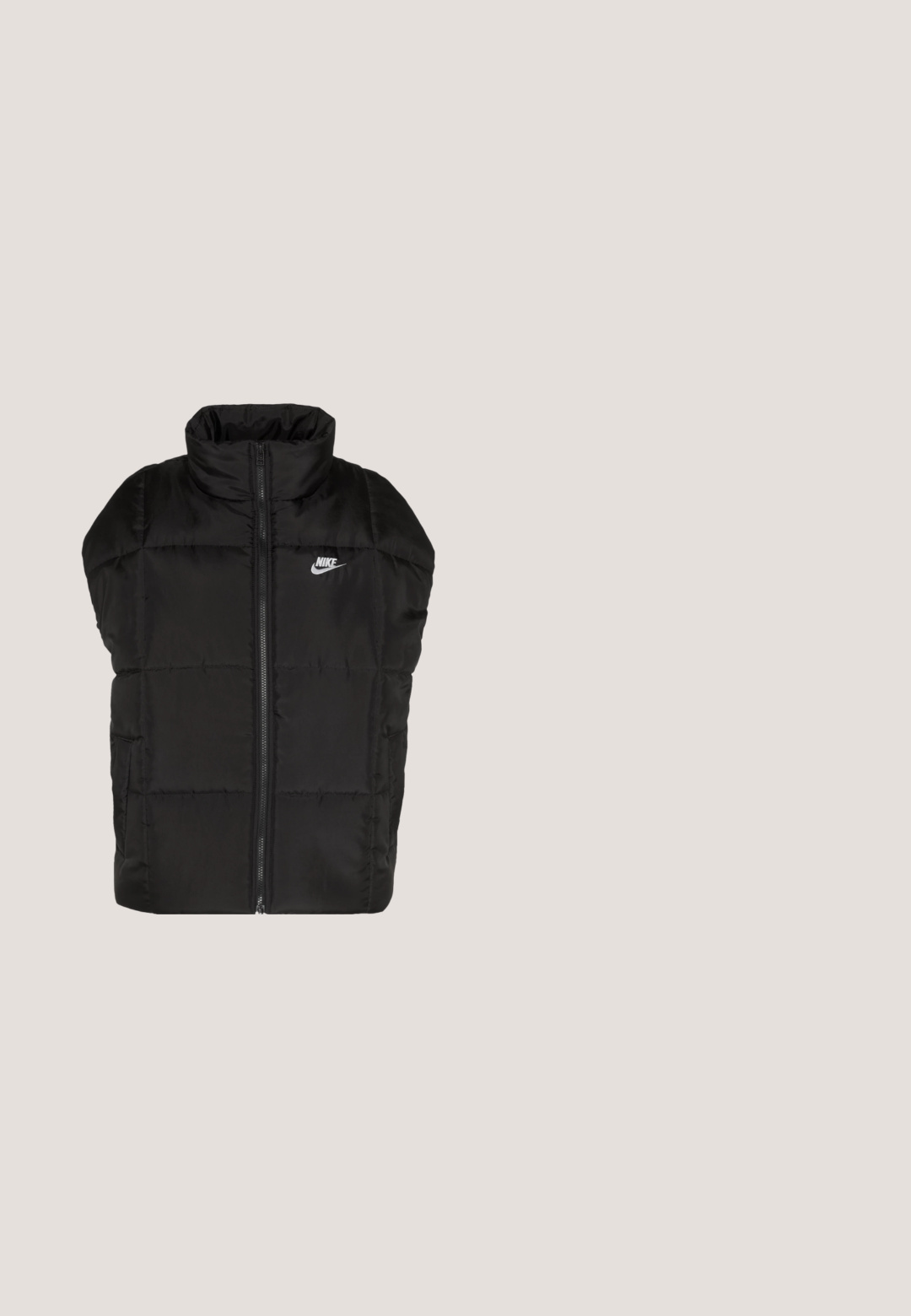 Chaleco acolchado negro con collar alto, cremallera frontal y bolsillos laterales. Presenta paneles cosidos, realzados por un pequeño logotipo de Nike.; Camiseta de algodón gris con un logo negro de Nike en el pecho. Mangas cortas y un diseño clásico de cuello redondo.; Jeans ajustados negros con bolsillos frontales, pasadores para cinturón, cierre de botón y cremallera, mostrados sobre un fondo blanco.; Zapatillas de cuero negro con acentos en blanco, puntera redondeada, superficie texturizada y entresuela blanca gruesa. Presenta perforaciones y cierre con cordones.; Bolso de hombro negro de nailon con una forma curvada, acento de cadena plateada, mini bolsa desmontable y correa ajustable; presenta el logo "Steve Madden".; Pendientes de metal plateado con un diseño curvado minimalista, que presentan formas de lágrima abiertas y alargadas con un acabado mate.