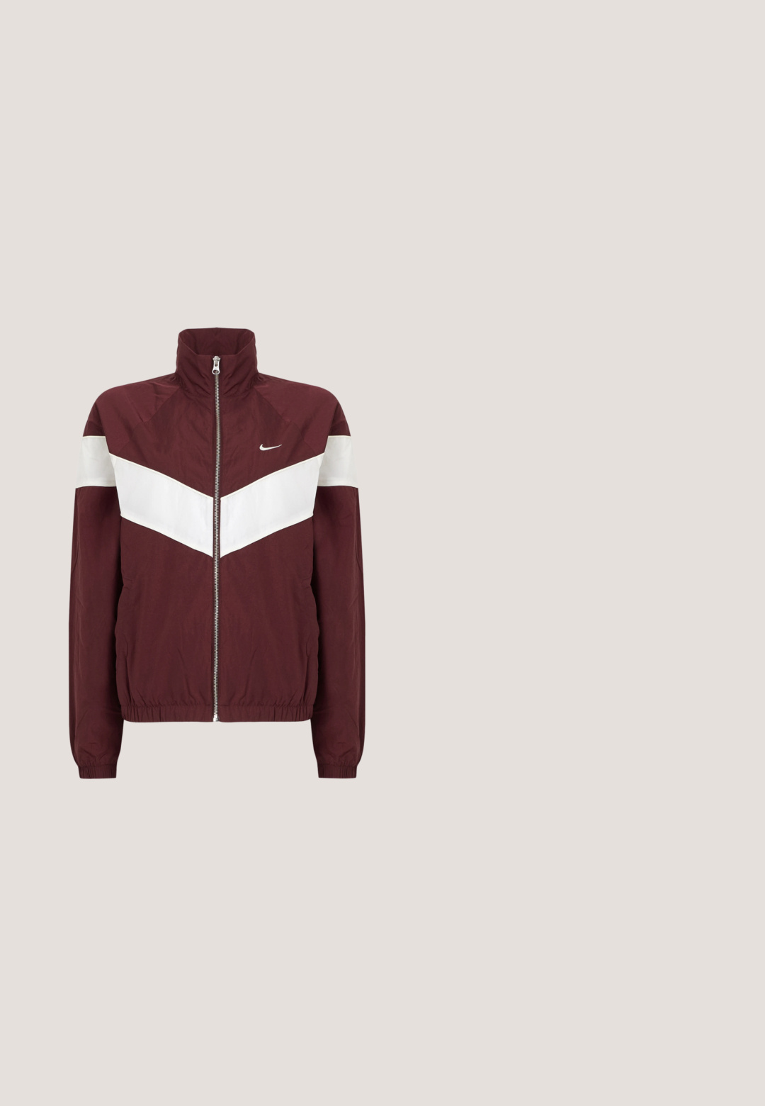 Bordový vetrovka s bielymi chevron pruhmi, vysokým golierom, predným zipsom, elastickými manžetami a spodným okrajom; logo Nike na ľavej hrudi.; Bordová mikina s kapucňou na šnúrku, predným klokanie kapsičkou a rebrovanými manžetami. Na hrudi je biely podpisový logo. Hladká textúra.; Tmavofialové priliehavé tričko s krátkym rukávom, okrúhlym výstrihom a bielym kurzívnym logom uprostred na hrudi.; Bordové tepláky s elastickým pásom, zúženými nohavicami a malým bielym logom. Vyrobené z mäkkého, priedušného materiálu.; Nízke tenisky s bordovými a ružovými panelmi, bielym Nike logom, zlatým mini logom blízko päty a bielou podrážkou s textúrovaným gripom.; Malý tmavohnedý sťahovací vak s vytlačenou nášivkou loga Calvin Klein uprostred na prednej strane.