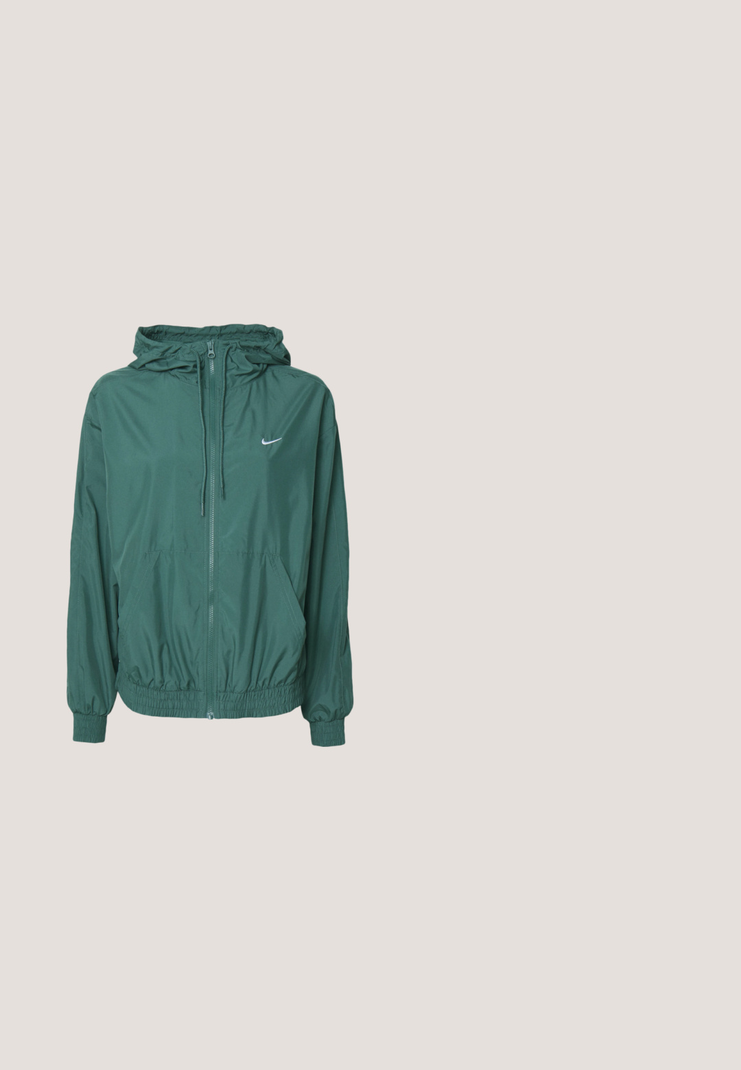 Nike Sportswear Trainingsvest - vintage green/white; Korte, cropped shirt met korte mouwen in gedempt groen katoen. Heeft een ronde halslijn en een kleurrijk "Dickies" logo op de borst.; Mintgroene sweatshirtbroek met een elastische tailleband, koord en geribde boorden. Bevat een klein wit Nike-logo op de linker bovenbeen.; Groene sportschoenen met roze swoosh, vetersluiting, textiel stof en witte rubberen zolen. Gecombineerd met wijde blauwe denim broek.; Lichtgroene stoffen crossbodytas met verstelbare riem en klein metalen logo aan de voorkant, getoond tegen een effen witte achtergrond.; Een paar middelgrote glanzende zilveren oorringen met dunne metalen sluitingen op een lichte neutrale achtergrond.