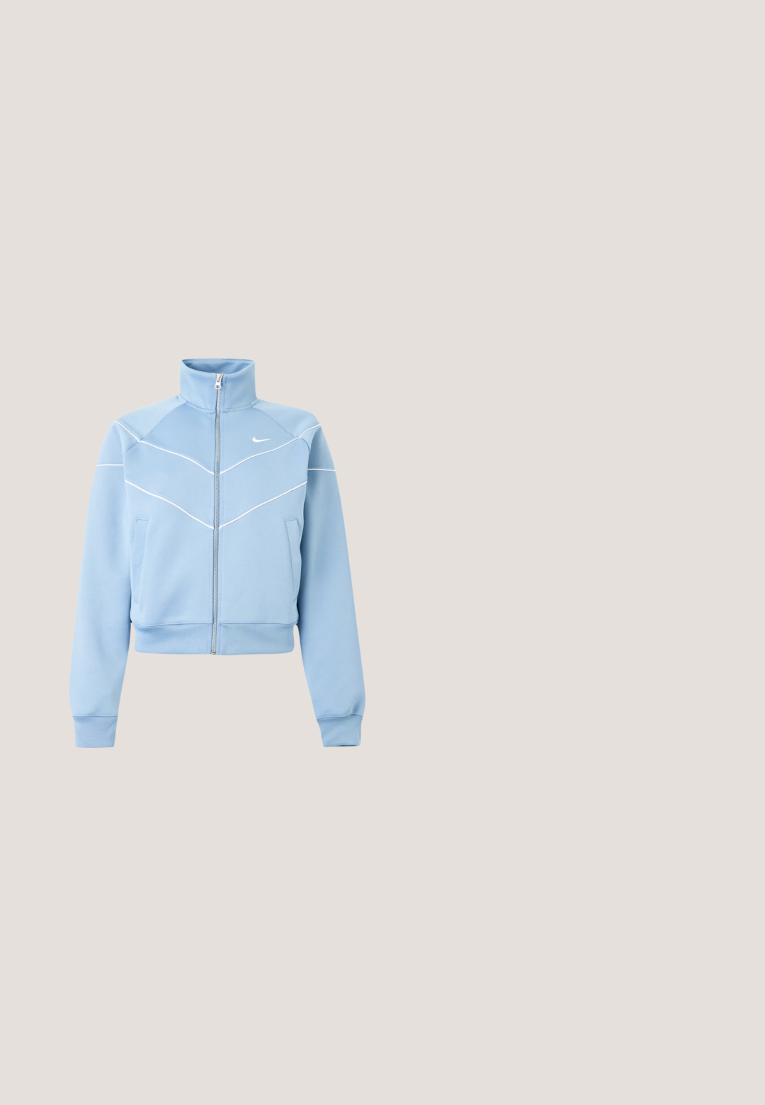 Vaaleansininen Nike vetoketjullinen takki, jossa korkea kaulus, valkoiset pipingsomisteet ja logo vasemmassa rinnassa, pitkät hihat ja etutaskut.; Vaaleansininen lyhythihainen urheilupaita, valmistettu sileästä kankaasta. Siinä on pyöreä pääntie ja hillitty Nike-logo rinnassa, valkoisilla yksityiskohdilla.; Vaaleansiniset puuvillaiset urheilushortsit, joissa on joustava vyötärönauha, kiristysnauha ja tummemman sininen "nike athletics" -logo. Sileä pinta, rento istuvuus.; Valkoiset nahkakengät keltaisilla yksityiskohdilla, pyöreällä nilkalla ja teksturoidulla kumipohjalla, yhdistettyinä tummansinisiin leveälahkeisiin farkkuihin.; Sinivalkoinen tie-dye-kuvioitu kangasolkukassi, jonka muoto on kaareva ja jossa on musta Karl Lagerfeld Jeans -logoplässi etupuolella.; Hopeakoru, jossa on kolme nauhaa: yksi pienillä helmillä, yksi soikeilla lenkeillä ja yksi litteillä tangoilla. Siinä on myös ketjujatke säätömahdollisuudelle.