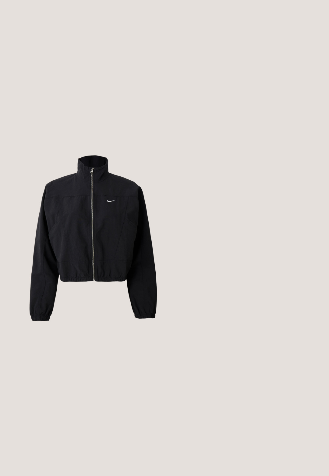 Chaqueta negra corta hecha de material ligero, con un cuello alto, cremallera completa y puños elásticos; incluye un pequeño logo blanco en el pecho.; Camiseta de manga corta negra, ajustada y de canalé, hecha de tela suave, con un pequeño logo de Nike en blanco en el pecho.; Shorts deportivos de color azul claro con cinturilla elástica y cordón, que presentan un logo de Nike en color blanco en la pierna izquierda.; Las zapatillas Nike Air Force 1 blancas cuentan con una parte superior de cuero suave, el icónico Swoosh con un detalle reflectante plateado y una puntera perforada.; Bolso bandolera de tela verde claro con correa ajustable y pequeño logo metálico en el frente, exhibido sobre un fondo blanco sencillo.; Pendientes de aro de plata con un acabado liso y pulido. Son grandes, de forma circular y cuentan con cierre trasero de perno.