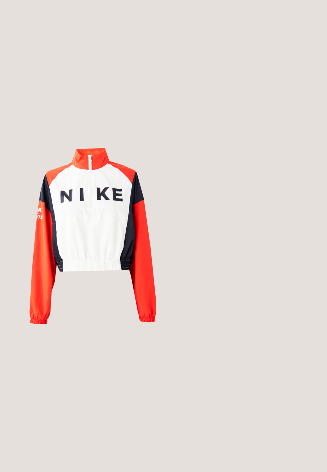 Zrezaná Nike bunda s vysokým golierom, biela telo, červené a námornícke rukávy, čierne logo vpredu, elastický pás a manžety, športový dizajn.; Svetloružový rolák s dlhými rukávmi, s kvetinovým vzorom v tmavšom ružovom obryse. Jemný materiál, priliehavý strih.; BDG Urban Outfitters LOGAN CINCH - Džínsy s rovným strihom - white; Čierna atletická obuv s textúrovaným koženým vrchom, bielym logom Swoosh a gumovou podrážkou. Šnurovací dizajn s polstrovaním v oblasti goliera.; Čierna taška na ruky s krátkymi rukoväťami a nastaviteľným popruhom, so skicou bielej baleríny v tutu a ručne písanými poznámkami v červenom ráme.; Strieborné štvorcové náušnice s čírym, brúseným drahokamom v strede na bielom pozadí.
