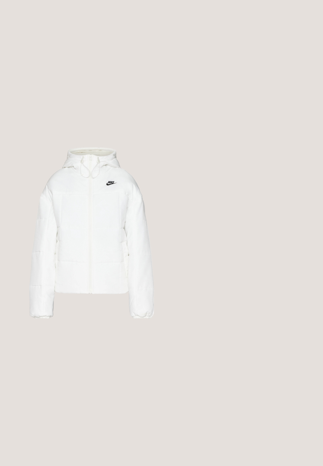 Nike Sportswear W NSW ESSTL THRMR CLSC PUFFER - Chaqueta de invierno - sail/black; Sudadera negra corta con cuello alto, cierre de media cremallera, puños acanalados y un pequeño logo blanco de Nike en el lado izquierdo del pecho. Textura de tejido suave.; Camiseta de algodón blanca con cuello redondo y mangas cortas. Presenta un logotipo negro de Nike en la parte superior izquierda del pecho.; Pantalones de chándal blancos hechos de una tela suave, con una cintura elástica, cordón negro ajustable y un pequeño logotipo negro en el muslo.; Zapatillas Nike Air Force 1 blancas con cuero texturizado, detalles en plata y una suela gruesa. Llevadas con un calcetín blanco y pantalones beige claros.; Pendientes de aro plateados con un acabado liso y pulido, forma circular y diseño de cierre seguro para un uso cómodo.