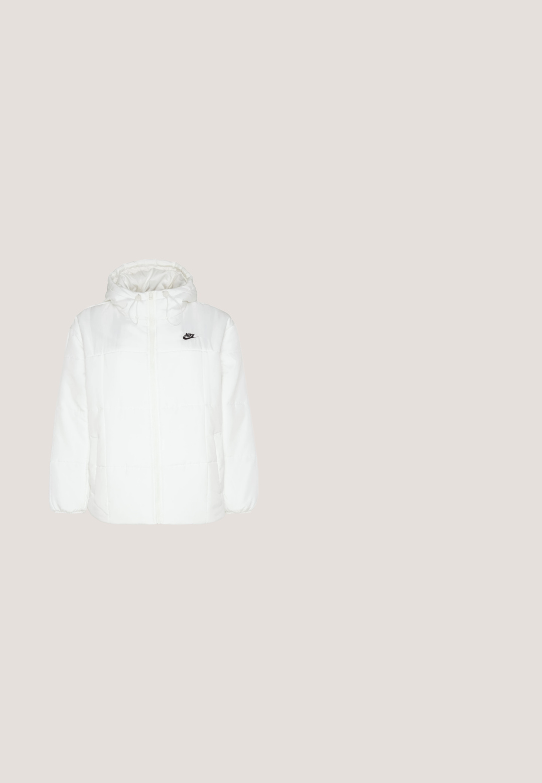 Weiße Daunenjacke mit Kapuze, Reißverschluss, elastischen Bündchen und Seitentaschen. Schwarzes Nike-Logo auf der Brust. Glatte, gepolsterte Textur.; Weißes, kurzärmeliges Nike-Bauchfreies T-Shirt mit einem kleinen schwarzen Nike-Swoosh-Logo, das unterhalb des Halsausschnitts zentriert ist.; Schwarze Jogginghose mit elastischem Bund und verstellbarem Kordelzug. Mit kleinem weißen Nike-Logo auf der linken Seite. Weicher Stoff.; Weiße Leder-Sneaker mit perforierter Zehenpartie, goldenen Akzenten und flachen Schnürsenkeln, kombiniert mit beigen Hosen auf einer strukturierten gelben Oberfläche.; Beige Handtasche mit einem strukturierten Mesh-Design, einer klaren Form, einem oberen Griff und einem abnehmbaren Riemen; verfügt über Schnürdetails und Hardware-Akzente.; Silberne Halskette mit einem dünnen, filigranen Kettendesign. Die Kette hat eine glatte Textur und verfügt über einen sicheren Verschluss auf der Rückseite.