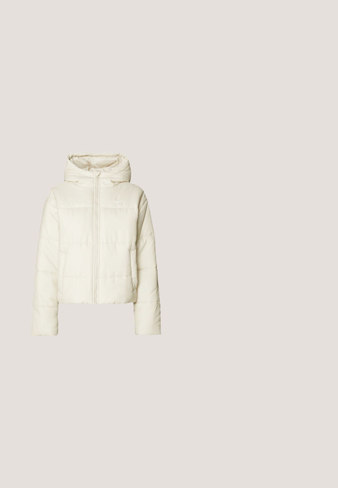 Chaqueta de plumón en color crema, con capucha, cremallera frontal completa y logo. El material es suave con una textura acolchada y un diseño corto.; Sudadera con capucha Nike marrón con bolsillo canguro en el frente, mangas largas, puños acanalados y capucha, mostrada sobre un fondo blanco.; Crop top blanco de manga larga, hecho de una tela suave, que presenta un estampado del logo dorado de Nike en el pecho y un clásico escote redondo.; Pantalones de chándal anchos de color beige claro, con cinturilla elástica y cordón, aberturas laterales y logo bordado de "NIKE" en azul oscuro.; Zapatillas de cuero marrón y blanco con puntera perforada, acentos texturizados y cordones planos. El modelo presenta un diseño de tobillo bajo y suela de goma.; Bolso de mano beige con un diseño de malla texturizada, forma estructurada, con un asa superior y una correa desmontable; cuenta con detalles de cordones y acentos metálicos.