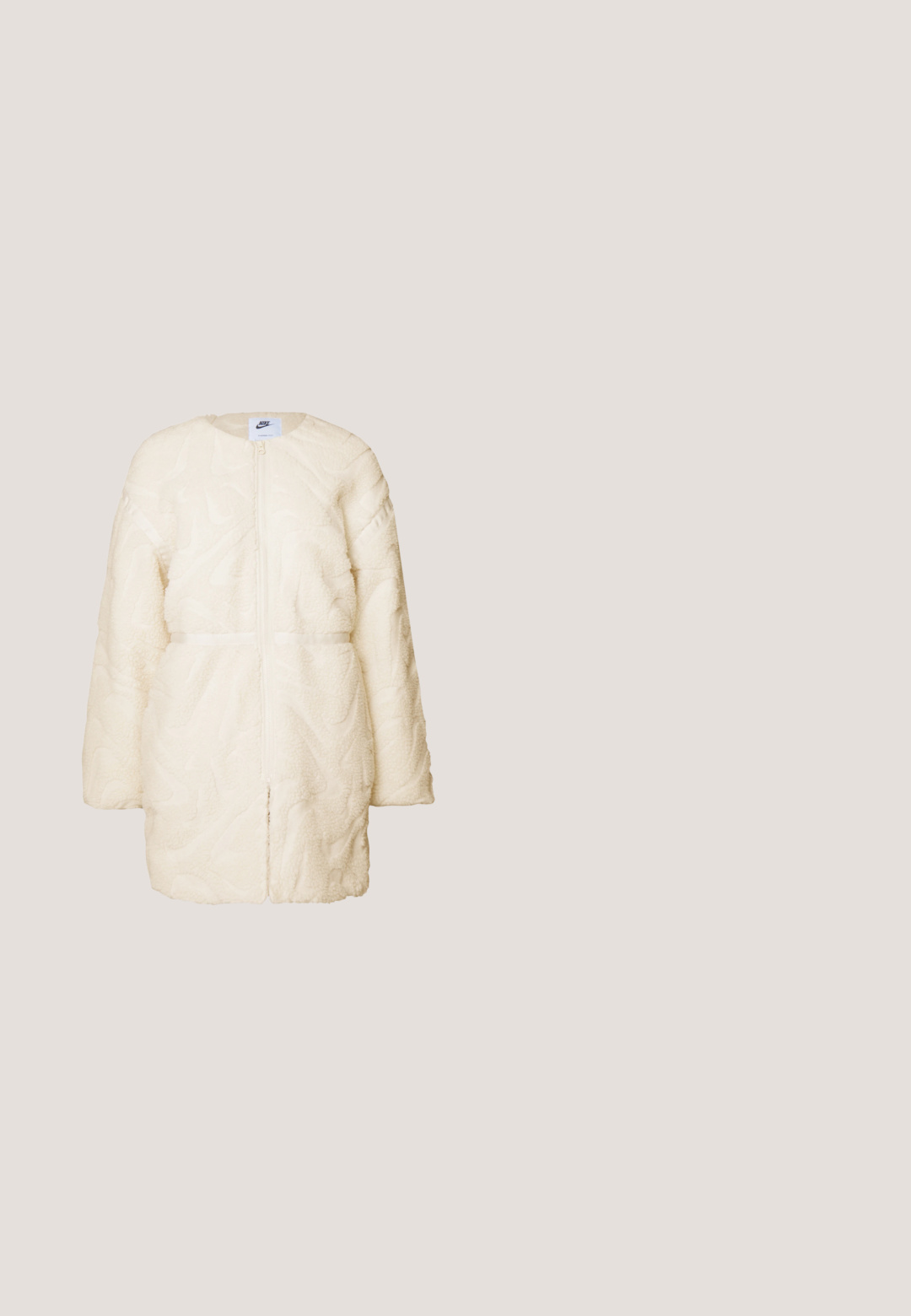 Chaqueta de pelaje sintético blanco con un patrón abstracto texturizado, que cuenta con mangas largas y un cuello redondeado.; Crop top blanco de manga larga, hecho de una tela suave, que presenta un estampado del logo dorado de Nike en el pecho y un clásico escote redondo.; Pantalones deportivos verdes hechos de tela suave con cintura ajustable con cordón, puños elásticos y un pequeño parche con logotipo en el lateral. Con franjas laterales.; Zapatillas blancas con acentos durazno, parte superior de cuero suave, punta perforada, suela texturizada y cordones. Usadas con calcetines blancos hasta la mitad en una superficie azul.; Bolso pequeño naranja con asa acolchada, cierre de cremallera y placa con el logo de Tommy Jeans en el frente sobre fondo blanco.; Pendientes de aro de plata con un acabado pulido y la marca DKNY, exhibidos sobre un fondo blanco liso.