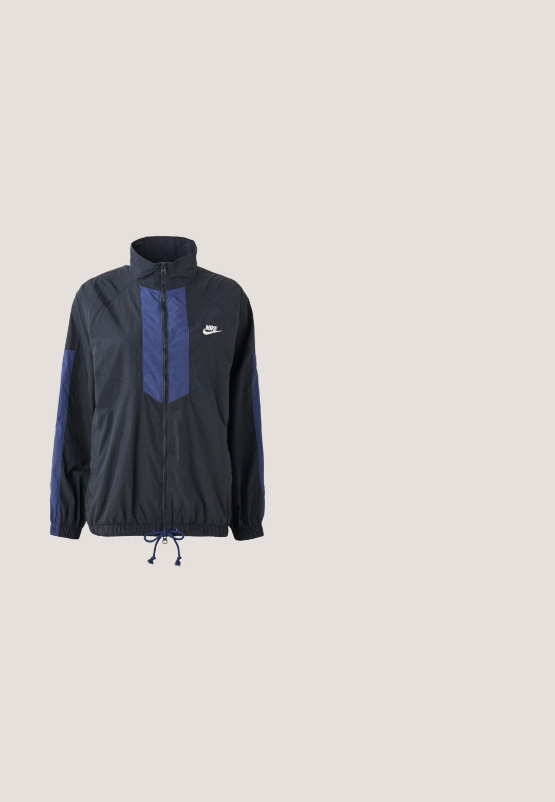 Sort jakke med marineblå detaljer, høj krave, fuld lynlås foran, elastiske manchetter og snoretræk i kanten. Nike-logo på venstre bryst. Letvægtsstof.; Mørkeblå t-shirt med korte ærmer med "NIKE" i store røde bogstaver og en lille rød Nike swoosh ovenover, "ATHLETIC DEPT." nedenunder.; Blå og hvide stribede shorts med elastisk talje og et mærke med Nike-logoet. Lavet af letvægtsstof med en glat tekstur.; Lavprofil grå og hvide Nike-sneaker med røde snørebånd og hælflap, vist fra siden på hvid baggrund.; Sort quiltet tote-bag med polstret tekstur og snørelukning, der har to lange sorte håndtag.; Sølv øreringe i øreringeform med ordet "Perfekt" stavet med rhinsten inde i hver ørering på en hvid baggrund.