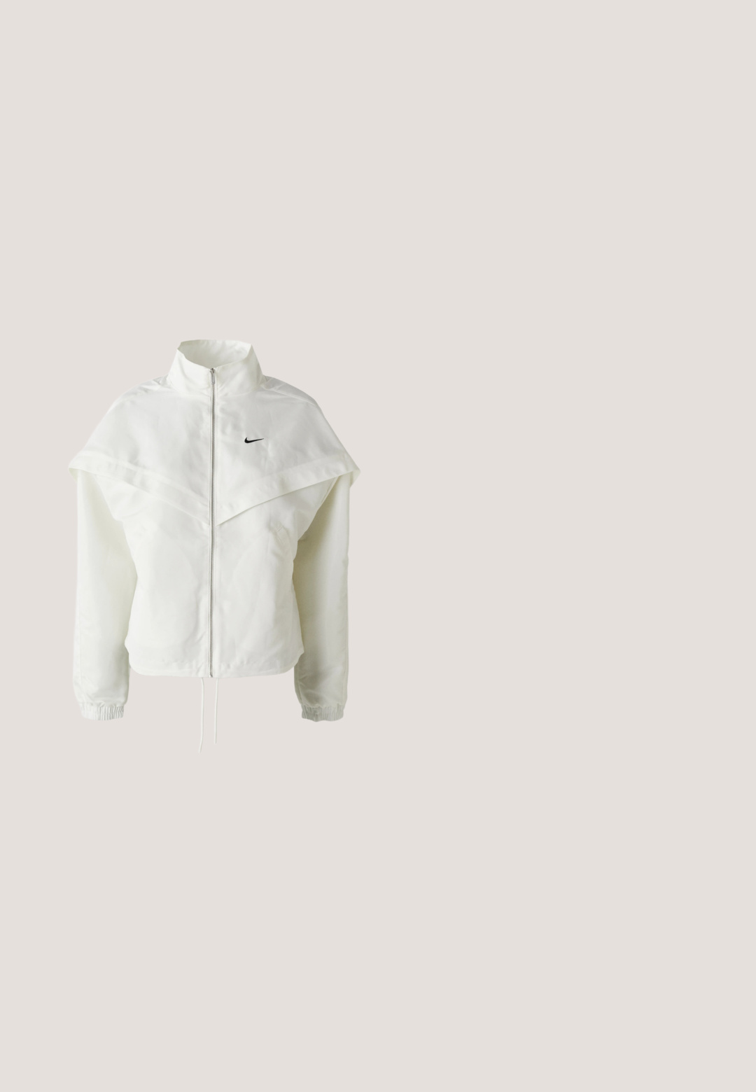 Weiße langärmlige Zip-Jacke mit hohem Kragen, cape-artigem Detail über den Schultern, elastischen Bündchen und kleinem schwarzen Nike-Logo auf der Brust.; Kurzärmeliges, kurzes Nike-Sportshirt in Beige mit dunkelbraunem Kragen und großem Nike-Logo auf der Vorderseite.; Locker sitzende, crèmefarbene Hose mit elastischem Bund und geradem Beinschnitt, vor einem einfarbigen weißen Hintergrund präsentiert.; Jordan AIR JORDAN 1 - Sneaker low - white/light bone/particle beige; Beige Nike Tote-Bag mit großem weißem Swoosh-Logo und langen schwarzen Schulterriemen, Frontreißverschlusstasche, aufrecht stehend vor einfarbigem Hintergrund.; Silberne Creolen mit polierter Oberfläche, die eine schlichte runde Form und einen Steckverschluss für sicheren Halt aufweisen.