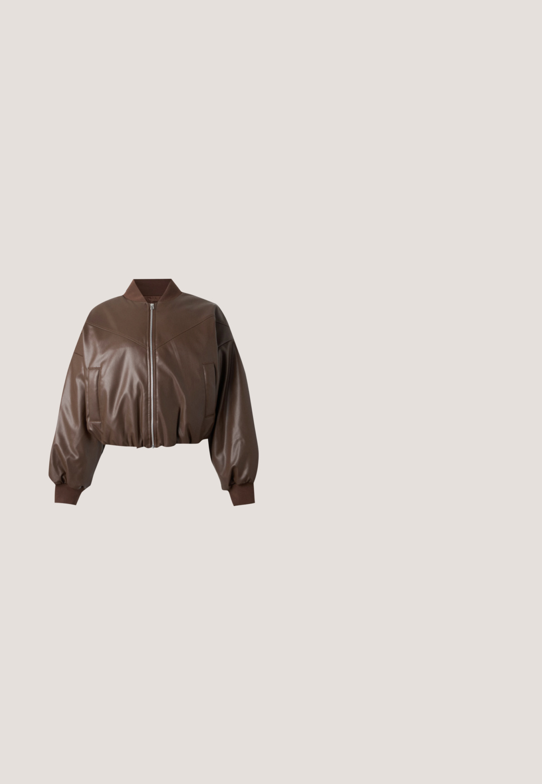 Veste bomber marron en cuir synthétique avec fermeture éclair sur le devant, poignets et ourlet côtelés, et deux poches latérales, présentée sur fond uni.; Haut bandeau en tissu à carreaux noir et beige avec un accent en ruban blanc. Design structuré avec un décolleté droit et une texture froncée.; Shorts bouffants à carreaux en marron, beige et rouge avec une ceinture rayée bleu clair et des détails de boutons à l'avant.; Baskets plateformes en cuir marron avec une tige texturée, surpiqûres blanches, fermeture à lacets et accent jaune sur le bord de la semelle.; Sac à main en cuir verni marron foncé avec une bandoulière en chaîne argentée, des ceintures décoratives à double boucle et une fermeture éclair.; Barrette en écaille en plastique brillant, présentant une forme incurvée et huit dents de préhension pour une tenue sûre.