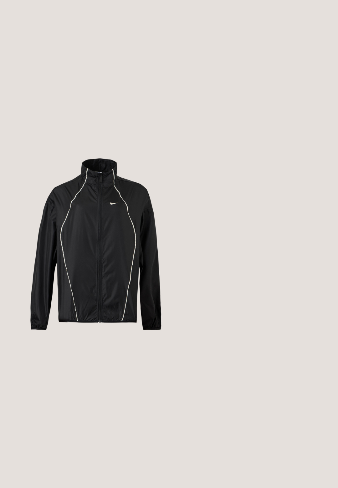 Schwarze Nike-Jacke mit durchgehendem Reißverschluss, hohem Kragen, langen Ärmeln und weißen reflektierenden Paspeln an Vorderseite und Schultern.; Weißes, kurzärmeliges Cropped-Top aus glattem, synthetischem Material. Hat einen runden Halsausschnitt und ein Nike-Logo im Kragen.; Hellbeige nahtlose Leggings mit hoher Taille und einem Detail eines gekreuzten Taillenbunds, flach auf weißem Hintergrund gezeigt.; Schwarze Sportschuhe mit einer strukturierten Oberseite, braunen Akzenten und einer lila luftgepolsterten Sohle. Schnürdesign mit auffälliger Markenkennzeichnung.; Graue Nike-Tragetasche mit schwarzen Griffen und weißem Swoosh-Logo auf der Vorderseite, dargestellt vor einem schlichten weißen Hintergrund.; Schwarze fingerlose Handschuhe mit einem strukturierten Design. Hergestellt aus einem atmungsaktiven Material, mit einem Daumenloch und verstärktem Handballen für besseren Grip.