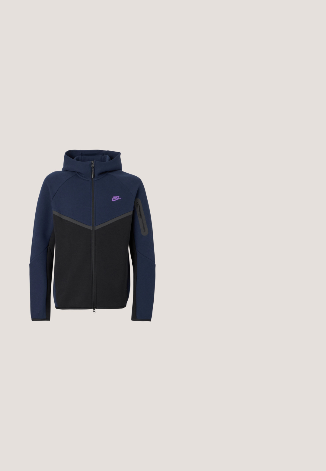 Marineblå og sort lynlås-hættetrøje med hætte, der har en lilla logo, chevron-design og en lynlåslomme på ærmet. Lavet af blødt materiale.; Blå Nike fodboldtrøje med ternet mønster, korte ærmer, v-hals design, hvide accenter og et centralt cirkulært "90" grafik.; Bukser med vidtbenet løstsiddende pasform i grønne og sorte abstrakte mønstre, med cargolommer og et blåt bælte med en lyserød spænde.; Blå og orange atletik sko med en struktureret marineblå overdel, cremefarvede snørebånd og en sort gummiydersål; med et fremtrædende Nike swoosh.; Kompakt sort crossbody taske med justerbar rem, frontlomme med lynlås og et lille hvidt Quiksilver logo-patch.; DARKAI TENNIS LONG UNISEX - Halskæder - silver-coloured