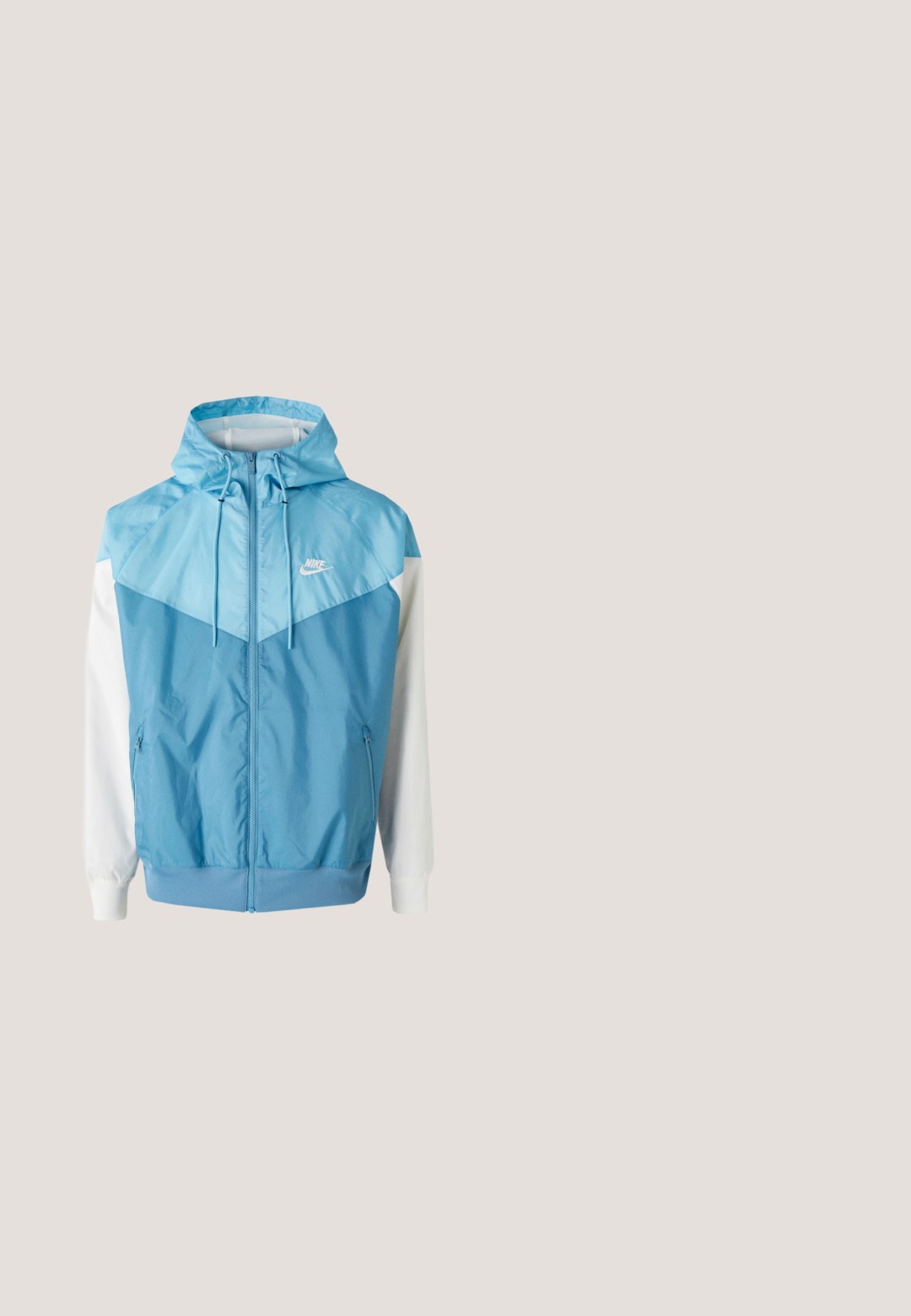 Veste coupe-vent bleu clair avec capuche, présentant des manches blanches contrastantes, une fermeture éclair à l'avant et un petit logo blanc sur la poitrine.; Sweat à capuche vert clair avec poche kangourou, cordons de serrage et petit logo Nike blanc sur la poitrine gauche sur fond blanc.; T-shirt en coton bleu clair à manches courtes avec logo Nike blanc et swoosh sur la poitrine, présenté sur un fond uni.; Shorts de bain de sport bleus avec taille élastique et cordon de serrage ajustable. Comprend des poches zippées et un accent de logo sur le devant.; Baskets Nike Air Force 1 grises avec logo swoosh blanc, flottant au-dessus d'une surface en béton texturée avec des escaliers en arrière-plan.; Petit sac bandoulière gris compact avec poche zippée à l'avant, sangle noire réglable et petit logo argenté dans le coin inférieur droit.