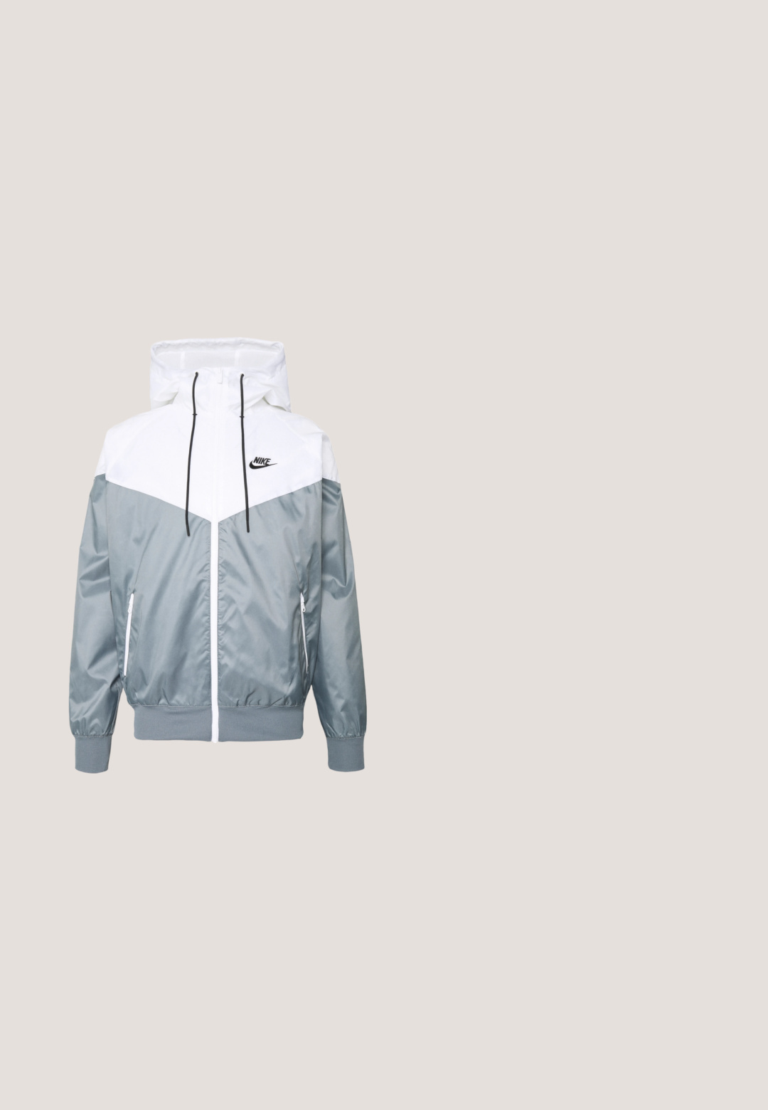 Lichtgewicht grijze en witte jacket met een capuchon, ritssluiting aan de voorkant, elastische manchetten en zijzakken; logo-accenten op de borst.; Witte sweatshirt van katoen met lange mouwen, ronde halslijn en zwart Nike-logo op de linker borst. Zachte textuur met ribbeen manchetten.; Witte katoenen t-shirt met ronde hals, korte mouwen en een zwart Nike-logo op de linkerkant van de borst. Eenvoudig, effen kleur ontwerp.; Nike Sportswear PANT - Trainingsbroek - black; Zwart-witte Nike Air Force 1 sneakers met een leren bovenwerk, geperforeerde neus en gestructureerde zooldetails, gedragen met opgerolde beige broek en witte sokken.; Zilveren ketting met in elkaar grijpende schakels, een gladde textuur en een uniforme rechthoekige vorm. Veilige sluiting.