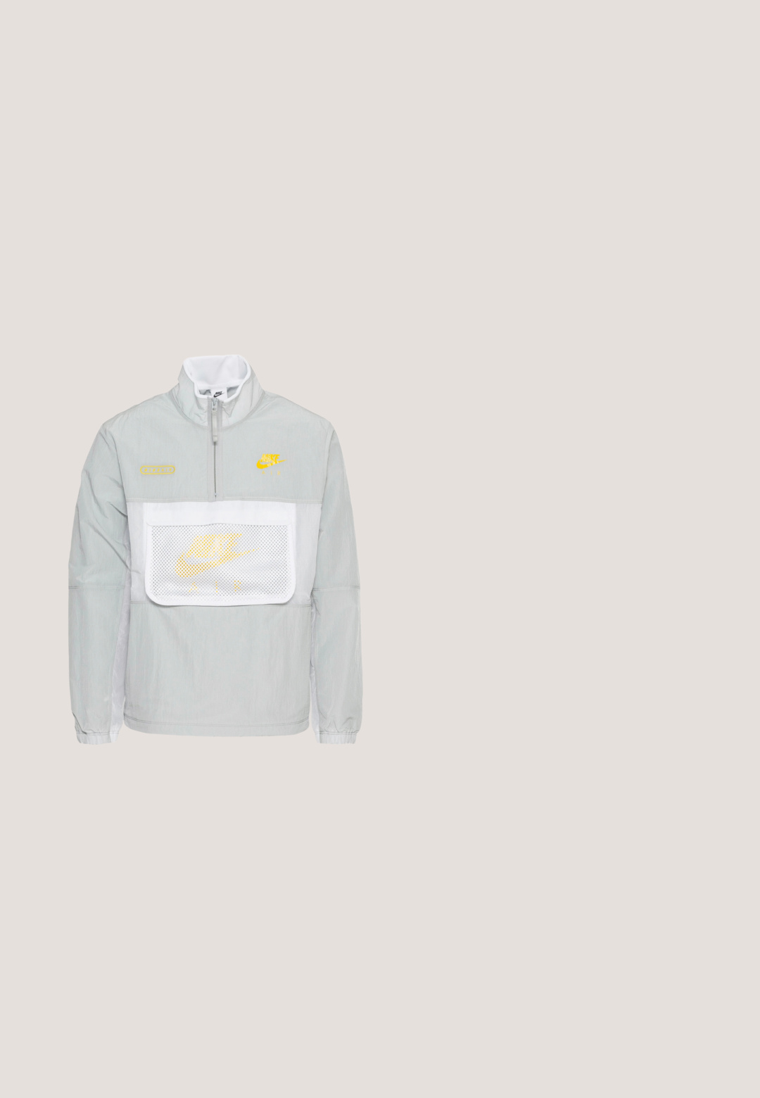 Nike Sportswear NIKE AIR - Trainingsvest - particle grey/white/vivid sulfur; Korte mouwen Nike sportshirt in een levendige gele kleur met zwarte accenten op de schouder. Zorgvuldig, lichtgewicht stof met een getailleerde pasvorm.; Lichtgrijze sportshorts met zwarte zijkanten, een elastische tailleband en een gestructureerde mesh zoom. Heeft een oranje Nike-logo op het linkerpijp.; Donkergroene en zwarte Nike hardloopschoen met wit en neongele zool, vastgelegd in de lucht boven een zebrapad op asfalt.; Zwarte sportzonnebril met een enveloppendesign, spiegelende rode lenzen en gestructureerde zwarte accenten op het frame voor verbeterde grip en stijl.; Zwarte rechthoekige duffeltas met dubbele verstelbare schouderbanden, bovenste ritssluiting en zijhandvat, ontworpen voor reizen of sportgebruik.