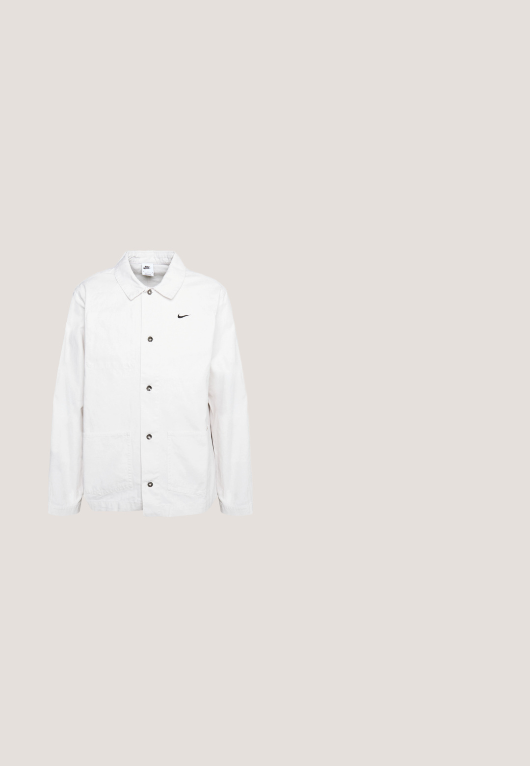 Nike Sportswear CHORE COAT - Lichte jas - phantom/black; Lichtgrijze hoodie gemaakt van een zachte katoenmix, met een kangoeroezak en een zwart geborduurd logo op de borst. Verstelbare capuchon met trekkoord.; Grijze t-shirt met korte mouwen van katoen. Heeft een ronde hals en een zwart logo in handgeschreven stijl op de voorkant. Zachte textuur.; Grijze katoenen shorts met een elastische tailleband en trekkoord, met een zijlogo en zijzakken; gladde textuur, casual ontwerp.; Witte leren sneakers met zwarte Nike swoosh, platte veters en een getextureerde rubberen zool. Ronde neus en gevoerde kraag voor comfort.; Zilveren metalen kettinghanger met een plat, rechthoekig middenstuk. De ketting heeft een klassiek design met in elkaar grijpende schakels en een gladde textuur.