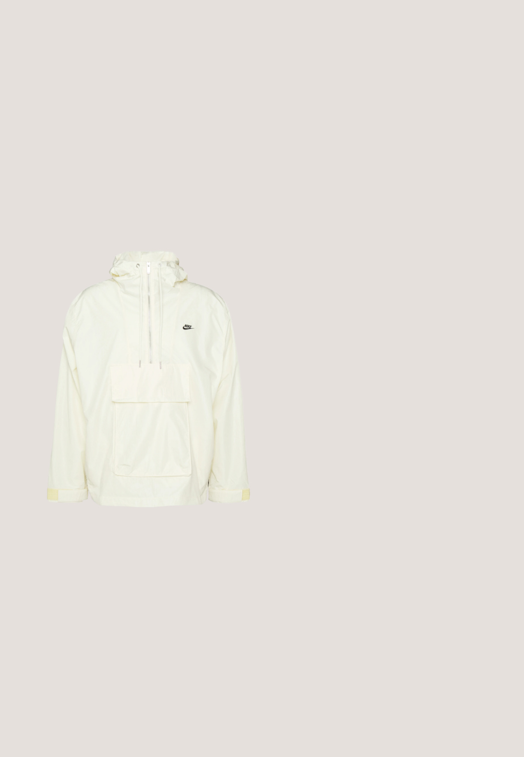 Anorak blanco de nylon con capucha, bolsillo frontal, cordones ajustables y acentos amarillos en los puños; presenta un pequeño logo negro.; Camiseta de manga corta en beige y verde claro, con un cuello redondo y un logo de Nike Air central. Tejido suave con una textura lisa.; Pantalones cortos cargo beige hechos de una tela ligera. Presentan múltiples bolsillos laterales, una cintura elástica con cordón y un pequeño logo.; Zapatilla blanca Nike con logo Swoosh negro, cordones y suela de goma con tracción, mostrada en el aire sobre unas escaleras de hormigón.; Gafas de sol negras con un marco curvado y lentes oscuros. Presentan un acabado mate y el nombre de la marca "ARNETTE" en el lateral.; DARKAI TENNIS LONG UNISEX - Collar - silver-coloured