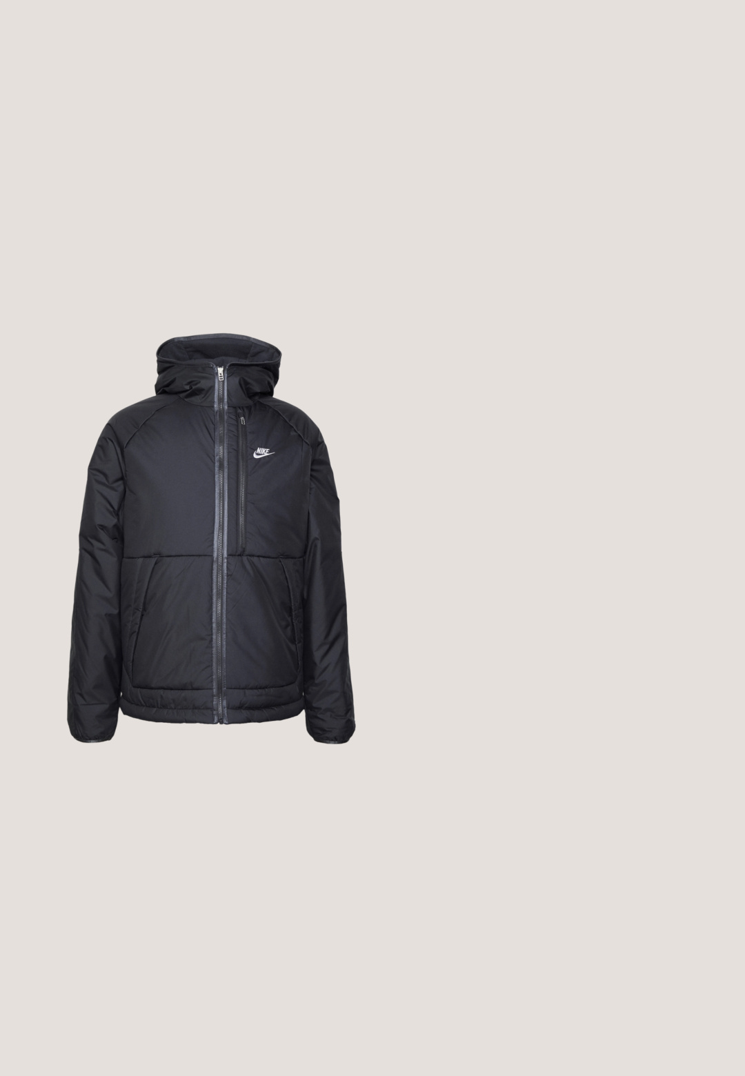 Schwarze Puffjacke mit Kapuze, ausgestattet mit einem durchgehenden Reißverschluss, elastischen Bündchen und einem Nike-Logo auf der oberen linken Seite. Glatte Textur.; Roter Kapuzenpullover aus Baumwolle mit Fronttasche, Tunnelzugkapuze und weißem Nike-Logo auf der Brust. Lange Ärmel mit gerippten Bündchen und Saum.; Rotes Baumwoll-T-Shirt mit Rundhalsausschnitt und kurzen Ärmeln, featuring ein weißes Nike-Logo auf der linken Brustseite. Glatte Textur und lässiges Design.; Bordauxfarbene Sweatpants mit einem hexagonalen Nike-Logo, elastischem Bund, zwei Seitentaschen und weißen Seitenstreifen. Strukturierter Stoff mit schmal zulaufendem Beindesign.; Schwarzer Nike Air Force 1 Schuh mit einem glatten Lederoberteil, perforierter Zehenpartie für Atmungsaktivität, schwarzen Schnürsenkeln und einer strukturierten Gummisohle.; Silberne Kettenarmband mit ineinandergreifenden Gliedern und strukturierter Oberfläche sowie einem rechteckigen Verschluss. Einfaches und modernes Design.