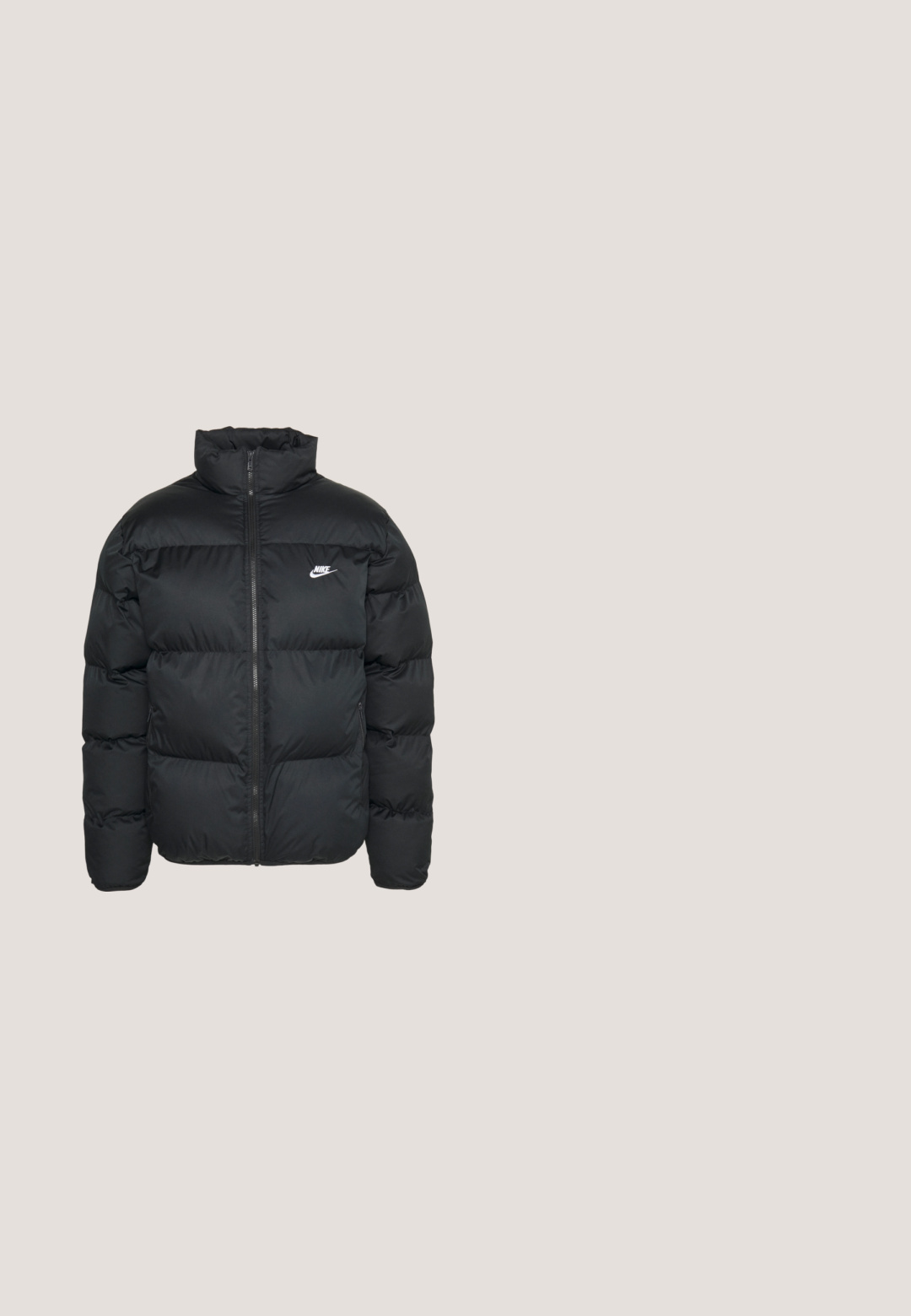 Chaqueta de plumas negra con cuello alto, cierre de cremallera y logo de Nike. Presenta un patrón acolchado y dos bolsillos laterales.; Sudadera Nike morada con un bolsillo frontal, capucha con cordón y logo blanco en el pecho. Fabricada con material suave de sudadera.; Camiseta blanca de manga corta con el logo negro de Nike y el símbolo swoosh centrados en el pecho sobre un fondo gris liso.; Pantalones deportivos negros con cinturilla elástica, piernas estrechas y logo de Nike en la parte delantera. Fabricados con una tela suave y ligera.; Zapatilla deportiva de color gris claro con parte superior de malla transpirable, suela de goma texturizada y acentos reflectantes. Cuenta con un cuello acolchado y diseño de cordones.; Bolsa de tela negra con forma plana, que presenta texto blanco en negrita. El cierre de cremallera se encuentra en la parte superior, con un detalle de asa en un lado.