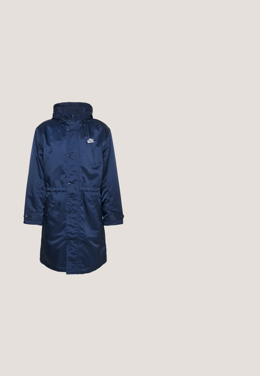 Marineblaue wasserdichte Jacke mit gefütterter Kapuze, Druckknopfverschluss, Zugband in der Taille und weißem Logo auf der linken Brust. Lange Ärmel.; Grauer Sweatshirt aus weichem Fleece-Material, mit gerippten Bündchen und Saum sowie einem kleinen weißen Nike-Logo auf der Brust.; Graue Sweatpants aus weichem Stoff, mit schmal zulaufendem Bein, elastischem Bund und kleinem weißen Nike-Logo am linken Oberschenkel.; Weiße Ledersneaker mit perforierter Zehenbox, flachen Schnürsenkeln, gepolstertem Kragen und dem Jordan-Logo auf der Zunge. Getragen mit grauen Jogginghosen.; Arnette CATFISH - Sonnenbrille - metallic silver; Metallkettengliedhalskette mit geflochtenem Design, silberner Farbe, glatter Textur und gleichmäßigen Gliedern, geeignet für verschiedene Stile und Anlässe.