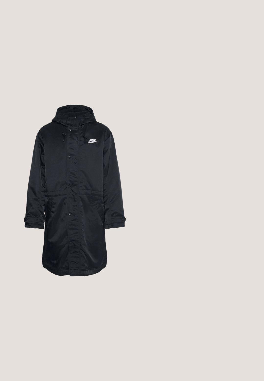 Schwarze Nylon-Parka mit Kapuze, ausgestattet mit einem Frontreißverschluss und Druckknöpfen, seitlichen Taschen und einem weißen Logo auf der Brust. Glatte Textur.; Schwarzer Strickpullover mit V-Ausschnitt, weißen Akzenten am Kragen und an den Bündchen, rotem Nike-Logo und weißen Streifen an den Ärmeln.; Weißes Baumwoll-T-Shirt mit Rundhalsausschnitt, kurzen Ärmeln und einem schwarzen Nike-Logo auf der linken Brust. Einfaches, einfarbiges Design.; Schwarze Sweatpants aus weichem Stoff, ausgestattet mit einem elastischen Bund und eng anliegenden Bündchen, mit einem kleinen weißen Nike-Logo auf dem linken Oberschenkel.; Schwarzer Nike Air Force 1 Sneaker mit weißem Swoosh-Logo, der über einer Steinformation schwebt, vor einem grauen strukturierten Hintergrund.; Silberne Kettenhalskette mit ineinandergreifenden Gliedern, glatter Textur und einheitlicher rechteckiger Form. Sicherer Verschluss.