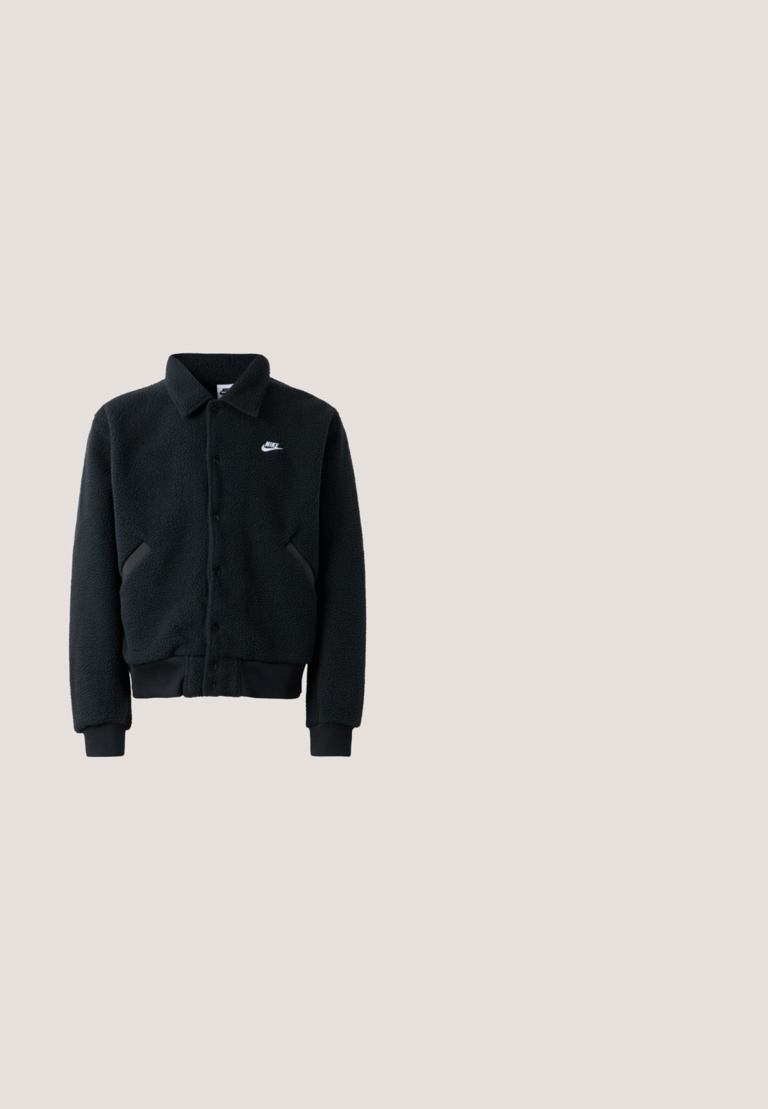 Veste en polaire noire avec fermeture à boutons, manches et taille côtelées. Présente un petit logo Nike blanc sur la poitrine gauche et des poches latérales.; Sweat à capuche gris clair zippé avec poches devant, capuche ajustable à cordon, et logo Nike rouge "Just Do It" sur le côté gauche de la poitrine.; T-shirt blanc à manches courtes avec un grand logo Nike en noir et motif léopard multicolore, avec le mot "AIR" à l'intérieur du logo.; Pantalons larges noirs en tissu durable. Fermeture à bouton et poches latérales. Texture lisse avec un design épuré.; Baskets Nike noires et grises flottant au-dessus d'une surface en béton texturée avec des marches en pierre en arrière-plan.; Sac à épaule en tissu noir avec un extérieur texturé, une sangle ajustable et une fermeture à cordon. Il présente des coutures audacieuses et une étiquette sur le côté.