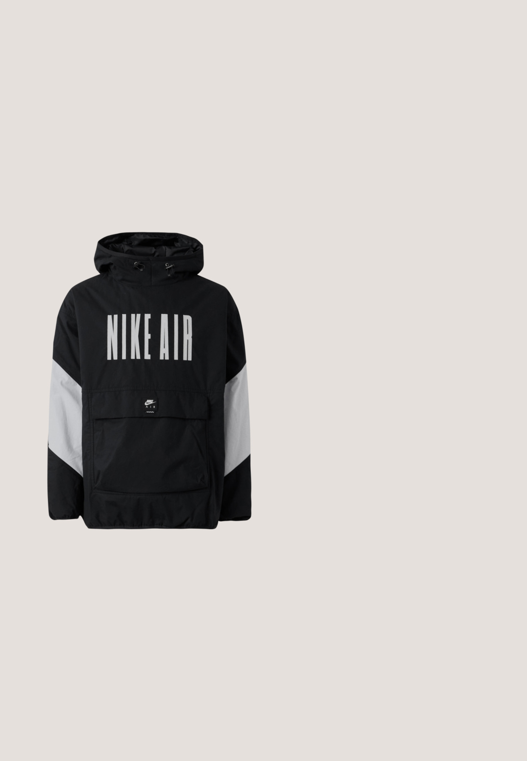 Čierna vetrovka s kapucňou, s veľkým bielym nápisom "NIKE AIR". Šedé akcenty na pleciach a predná vrecko na zips. Elegantný dizajn.; Čierna mikina s kapucňou vyrobená z mäkkej látky, s veľkou prednou vreckom, šnúrkami na sťahovanie a rebrovanými manžetami a spodným lemom. Jednoduchý, jednofarebný dizajn.; Čierne bavlnené tričko s uvoľneným strihom, krátkymi rukávmi, okrúhlym výstrihom a malým bielym logom "Dropsize" na ľavej hrudi.; Čierne joggingové nohavice s elastickým pásom, bočnými zipsovými vreckami a zúženými nohavicami. Vyrobené z mäkkej tkaniny s hladkým povrchom.; Čierne a šedé športové tenisky s vrchnou časťou z kombinovaných materiálov, bielymi šnúrkami a podrážkou, zaobleným tvarom a textúrovanými detailmi na päte.; Čierna textilná ramenná taška s textúrovaným povrchom, nastaviteľným pásom a sťahovaním. Vyznačuje sa výrazným prešívaním a bočným štítkom.