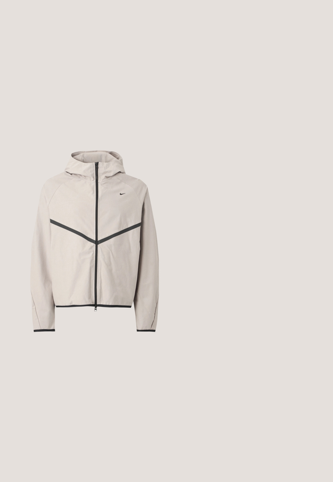 Chaqueta con capucha gris claro con cremallera negra, franja negra en forma de chevrón en el pecho y pequeño logo negro de Nike en el lado derecho.; Sudadera negra con capucha y bolsillo tipo canguro, con un patrón sutil de letras repetidas y pequeño logo blanco de Jumpman en el puño de la manga izquierda.; Camisa blanca de manga larga con el logo "OAKLEY" en el pecho y gráficos de llamas naranjas que recorren ambas mangas.; Pantalones de chándal negros hechos de una tela suave, con cintura elástica ajustable, diseño de pierna ancha y bolsillos laterales con una textura lisa.; Zapatilla de fútbol sala Nike Total 90 III en color gris, con cordones blancos, suela negra, costuras rojas y logo swoosh negro en el lateral.; Bolsa de hombro de tela negra con exterior texturizado, correa ajustable y cierre de cordón. Presenta costuras llamativas y una etiqueta lateral.