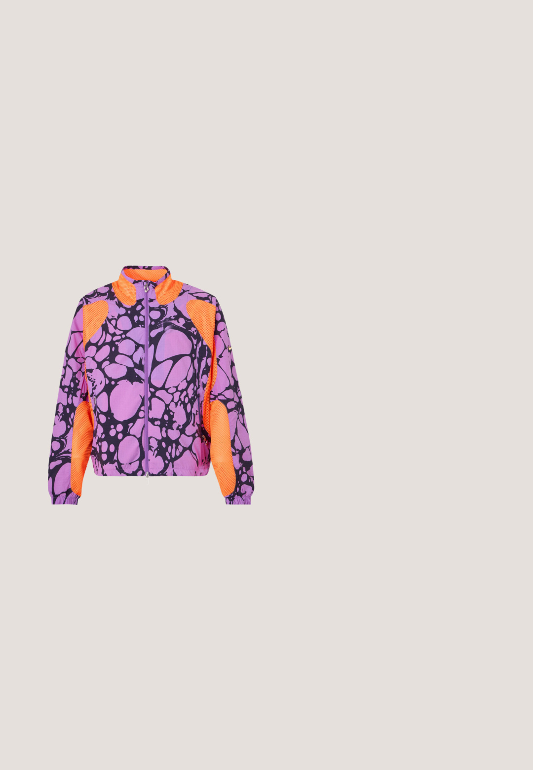 Lila-schwarze gemusterte Reißverschlussjacke mit leuchtend orangefarbenen Mesh-Einsätzen an Schultern, Achseln und inneren Ärmeln, elastischen Bündchen und Stehkragen.; Navyblaue Kapuzenjacke aus einem Baumwollmischgewebe, ausgestattet mit einer Kängurutasche, verstellbarem Kordelzug an der Kapuze und einem weißen Nike-Logo auf der Brust.; Hellblaues Kurzarm-T-Shirt aus Baumwolle mit weißem Nike-Logo und Swoosh auf der Brust, vor einfarbigem Hintergrund dargestellt.; Schwarze Jogginghose mit elastischem Bund, versehen mit einem kleinen weißen Logo auf der linken Seite. Hergestellt aus weichem, leichtem Stoff. Gerade geschnittener Beinverlauf.; Niedriger Sneaker aus weißem und hellblauem Leder mit dunkelblauem Nike-Swoosh und weißen Schnürsenkeln, seitlich auf einem einfarbigen Hintergrund gezeigt.; Calvin Klein ASPIRE - Halskette - silver-coloured