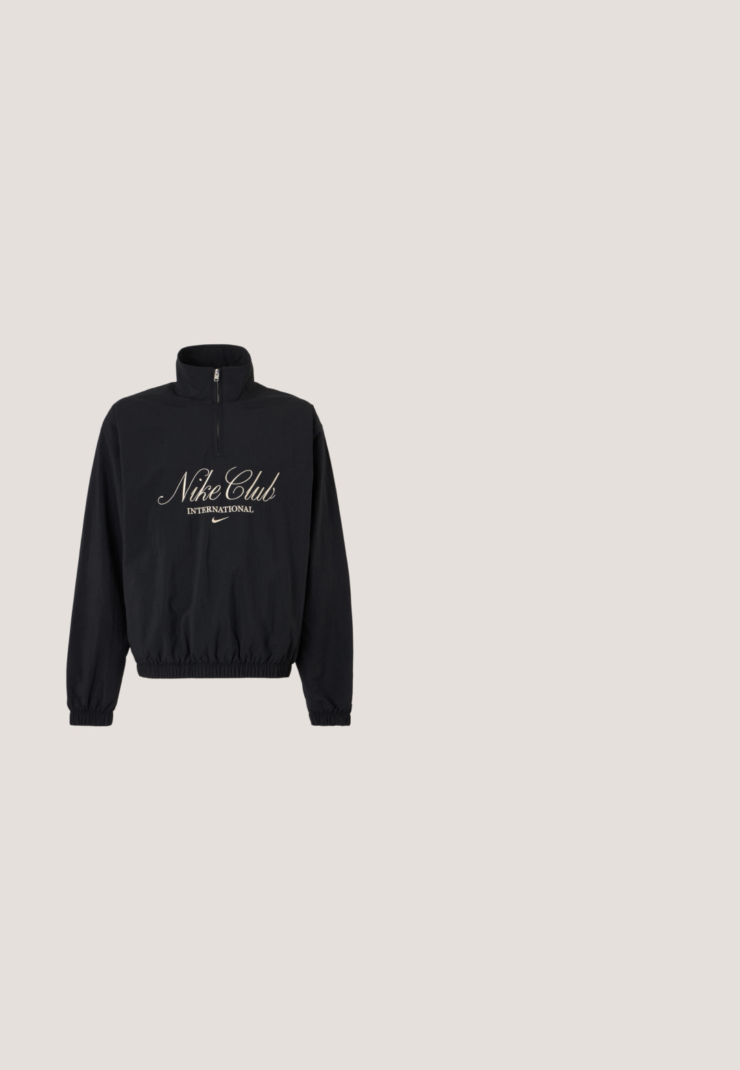 Schwarzer Langarm-Pullover mit Viertelreißverschluss, elastischen Bündchen und Saum, mit dem Schriftzug "Nike Club International" und dem Nike-Swoosh-Logo in beiger Schrift.; Weißes Sweatshirt mit langen Ärmeln und Rundhalsausschnitt, mit gerippten Bündchen und Saum, das ein dezentes Nike-Logo auf der Brust zeigt.; Marineblauses, kurzärmliges Sporthemd mit gelbem Schulterpaneel und rotem Nike-Swoosh auf der Brust und dem Ärmel.; Blaue Sportshorts aus leichtem Material. Mit einem elastischen Bund und dem weißen Nike Swoosh-Logo an der unteren Seite.; Weißer und orangefarbener Nike-Niedrigschnitt-Fußballschuh mit schwarzem Swoosh-Logo, orangen Schnürsenkeln und schwarzer Sohle, seitlich dargestellt.; Kompakte schwarze Kulturtasche mit Reißverschluss, seitlichem Griff und "Karl Lagerfeld Jeans" Logo auf der vorderen Klappe.