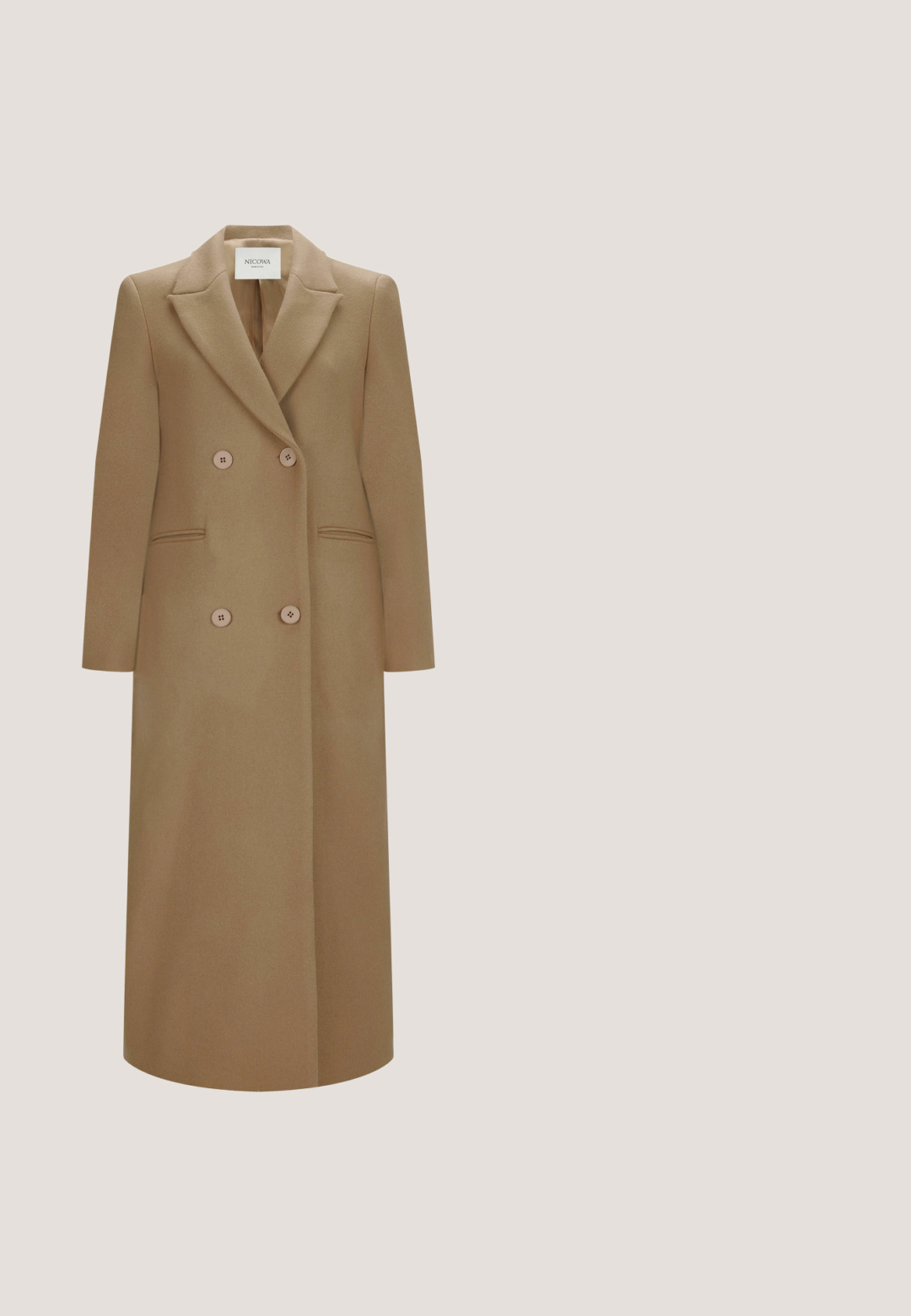 Dubbelzijdige, lange jas van lichtbruin stof, met een geknipt kraag, twee voorzakken en een gladde textuur. De knopen zijn rond en beige.; Halterneck jurk in zacht beige stof, met geplooide details bij de halslijn en een vloeiende, lange ontwerp tot op de vloer.; Beige suède hoge hak schoen met een puntige neus, voorzien van een decoratieve metallieke accent aan de voorkant en een slanke hak.; Tortoisekleurige katvormige zonnebril met bruine glazen en een gouden "G"-logo op de pootjes, getoond tegen een witte achtergrond.; Bruine Guess handtas met gegraveerd logopatroon, gouden kettingriem, voorflap en gespdetail op een witte achtergrond.; Gouden armband met een ronde bedel met het "GUESS" logo en heldere rhinestone accenten. Schakel ontwerp met een karabijnsluiting.