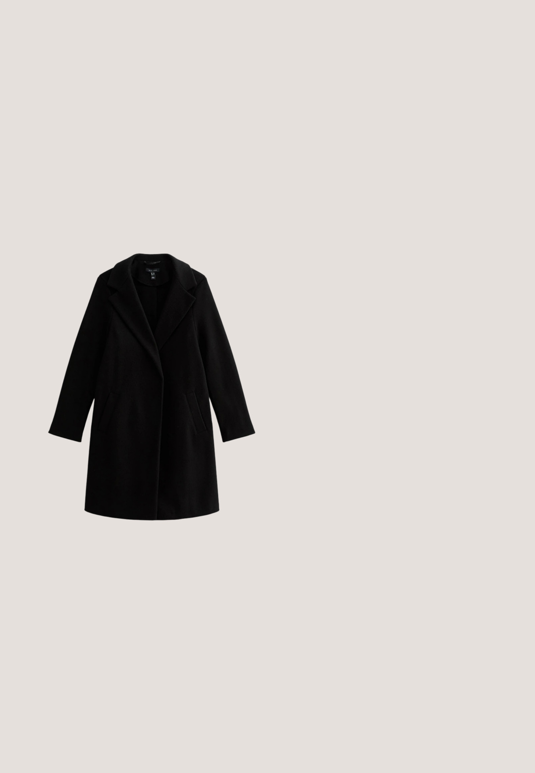 Zwarte wollen jas met een geplooide kraag, lange mouwen en zijzakken. Gladde textuur, knielengte ontwerp, minimale accenten.; Zwarte wikkeljurk met lange mouwen, voorzien van een bloemenpatroon in wit en paars. Gemaakt van lichte stof met een vloeiende silhoeet.; Zwarte suède pumps met een spitse neus en een hak van 7,5 cm, in combinatie met een lange, donkere spijkerrok met rafelige uiteinden.; Zwarte zonnebril met een robuust, hoekig montuur, donkere lenzen en subtiele gouden accenten op de pootjes, met een glanzende afwerking.; Zwarte leren schoudertas met gouden draaivergrendeling en het merk LASOCKI in gouden letters op de voorklep.; Zilveren kettingarmband met een V-vormige rij van heldere ronde kristallen, voorzien van een veilige balsluiting.