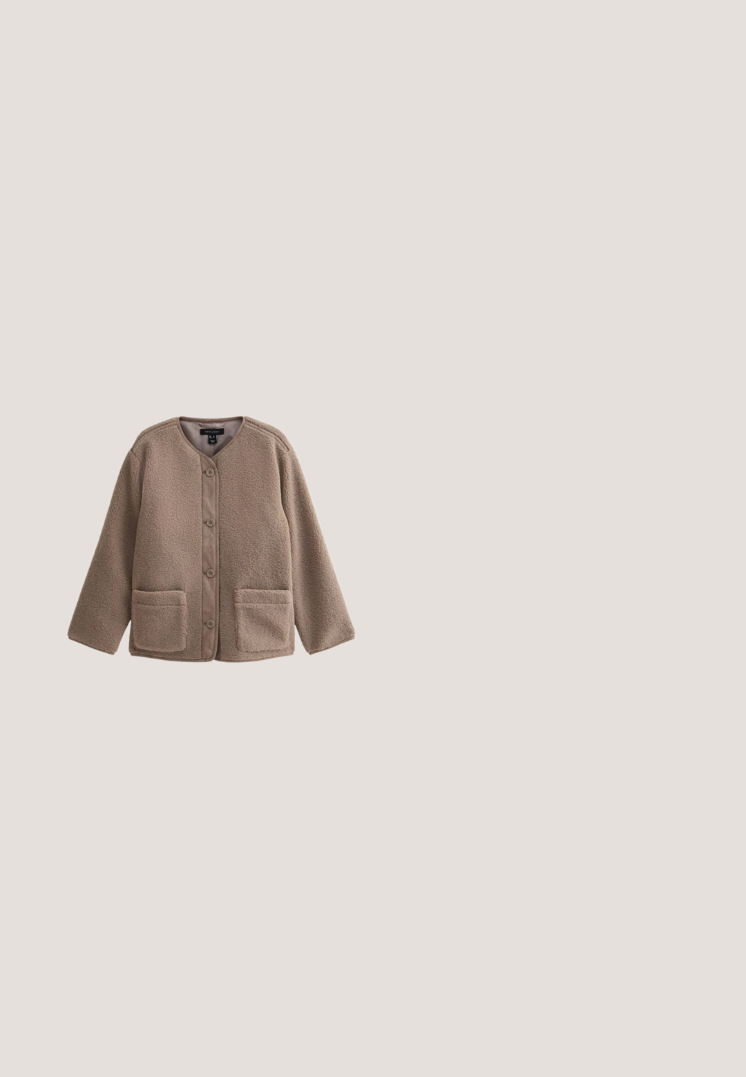 Bruine fleece jas met een ronde hals, zeven knopen aan de voorkant en twee opgestikte zakken. Zachte textuur en relaxed fit.; Lichtblauwe denim jack met twee borstzakken, metalen knopen en contrasterende stiksels. Heeft een ronde kraag en lange mouwen.; Bruine suède kniehoge laarzen met een licht afgeronde neus en een lage blokhak. Kenmerkt zich door subtiele stikdetails langs de zijkanten.; Guess INIETTATO  - Zonnebril - dark avana brown gradient; Grote zachte bruine suède boodschappentas met dubbele schouderbanden en zichtbare stiksels op een effen witte achtergrond.; Fijne gouden ketting met een zeesterhanger, een bruine schelpbedel en een witte parelbedel op een witte achtergrond.