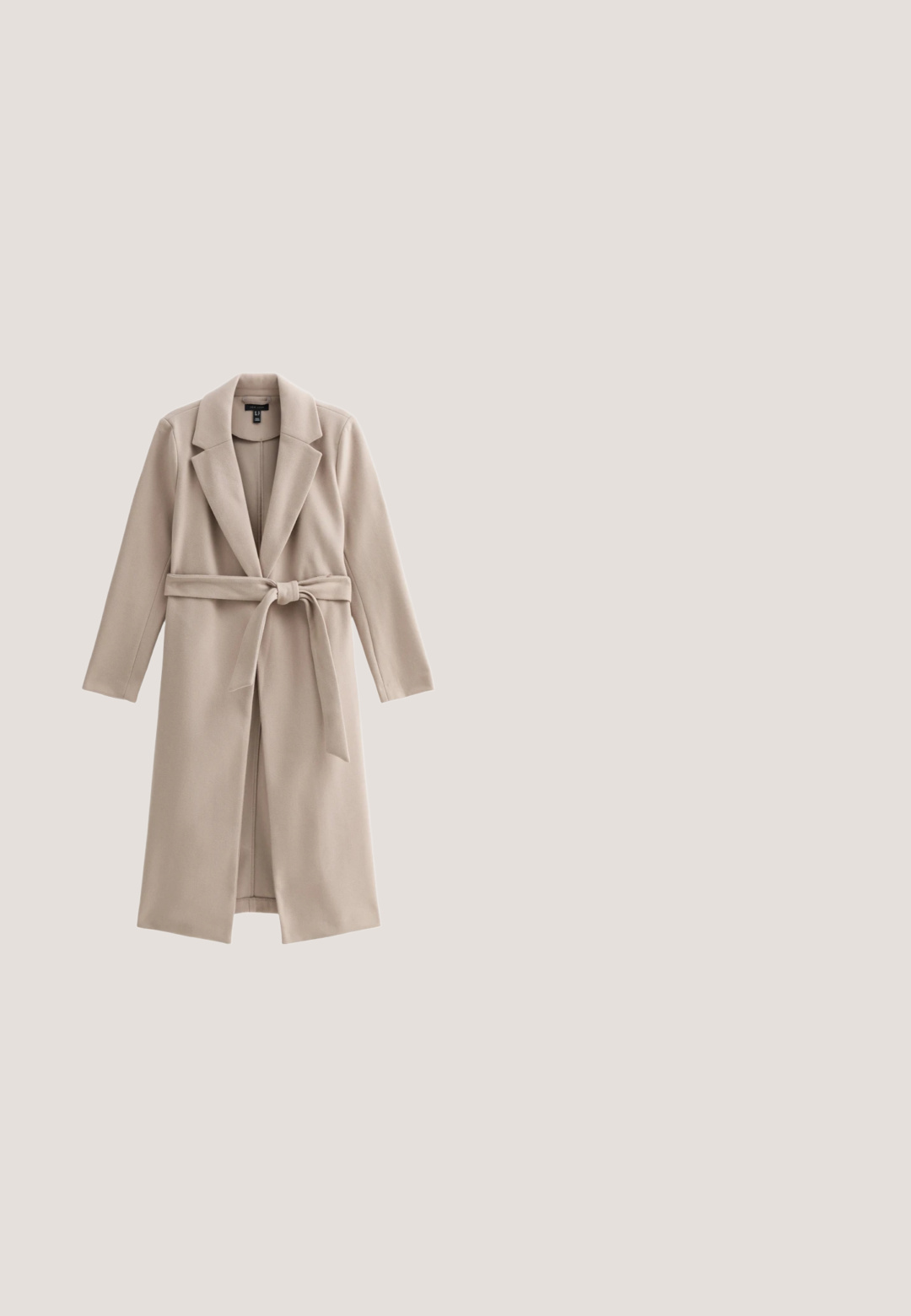 Beige lange jas gemaakt van zachte stof, met een uitsnijding in de kraag, open voorkant en een strikceintuur. Gladde, niet-getextureerde stof.; Beige gebreide trui met een ontspannen pasvorm, ribgebreide manchetten en zoom, ronde halslijn en verlaagde schouders. Zachte textuur met minimale naden.; Next SMART WIDE LEG - Broek - stone; Zwarte leren enkellaars met een afgeronde vierkante neus, zijrits en stevige lage hak op een effen lichte achtergrond.; Beige gebreide sjaal met een visgraatmotief en een geribbelde textuur. Bevat een klein wit label met "CECIL" in zwarte tekst.; Bruine leren totebag met een gestructureerde afwerking, open bovenkant en twee lange, platte schouderbanden. Voorzien van een gouden logodetail aan de voorkant.