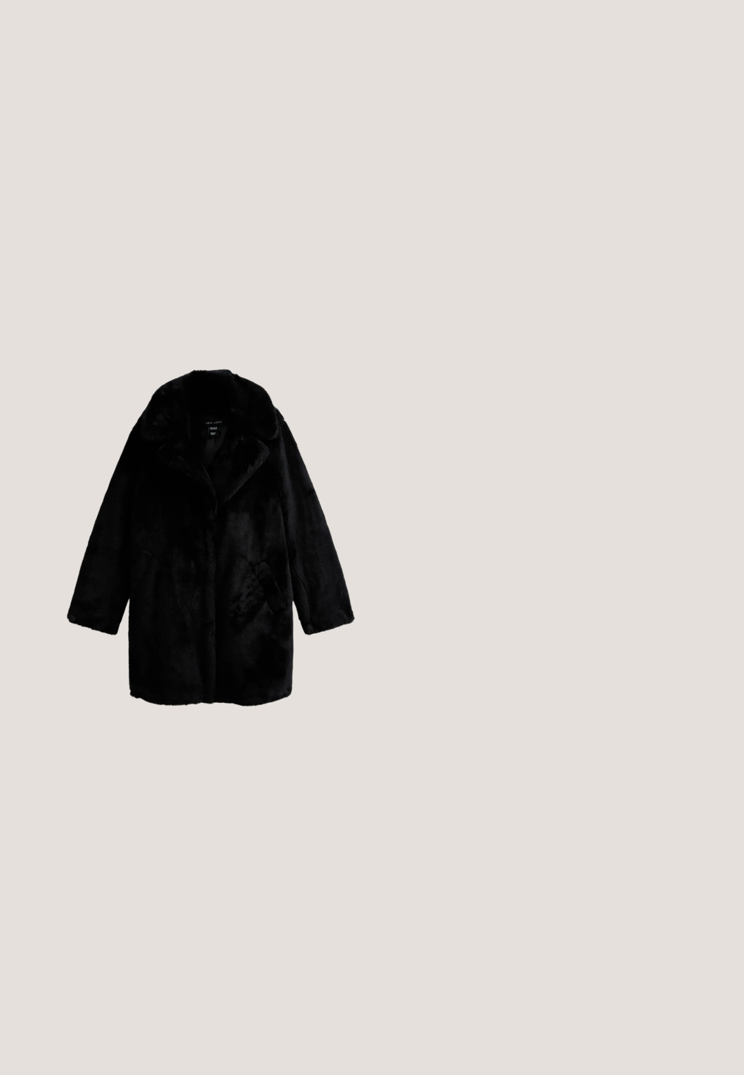 Manteau en fausse fourrure noir avec un grand col, des manches longues et des poches latérales. Texture douce et design chaud, idéal pour les temps froids.; Robe en tricot noire avec un col montant, de longues manches bouffantes et une texture côtelée. Forme ajustée, atteignant le milieu de la cuisse. Aucun motif ni accent visible.; Bottines en cuir noir, haute jusqu'au genou, avec un bout pointu et un large talon bloc. Texture lisse avec un design sans couture et une tige structurée.; Lunettes de soleil noires carrées avec des verres dégradés. Accents dorés sur les branches et monture en plastique. Texture lisse, design moderne.; Sacoche noire Guess avec motif monogramme, bandoulière en chaîne dorée, accents en cuir et plaque logo triangulaire sur le rabat avant.; Boucles d'oreilles en forme de cœur en ton or, présentant d'un côté des rhinestones clairs et de l'autre le mot "GUESS" gravé. Fini lisse, surface polie.