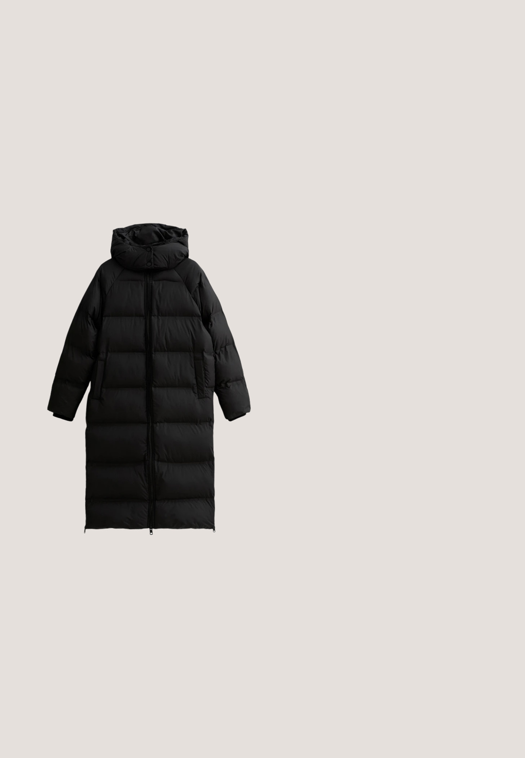 Manteau noir en duvet avec capuche, présentant un design long et rembourré, fermeture éclair à l'avant, et poches latérales, fabriqué en matériau lisse et léger.; Pull à col roulé noir avec un zip demi-longueur à l'avant, manches surdimensionnées et texture douce. Il présente un col et un ourlet côtelés. Design minimaliste.; Haut noir à manches longues avec une texture côtelée, un col rond et des manches raglan. L'étiquette au niveau du col indique "self.". Aucune fermeture visible.; Pantalon noir ajusté en velours côtelé avec une ceinture étroite et des coutures verticales sur le devant de chaque jambe.; Bottine en suede noir avec un bout arrondi, ornée d'un lacet noir et blanc à motif et d'une semelle en caoutchouc texturée.; Grand sac fourre-tout rectangulaire avec de courtes poignées noires, présentant un tissu à imprimé léopard abstrait en gris foncé et noir.