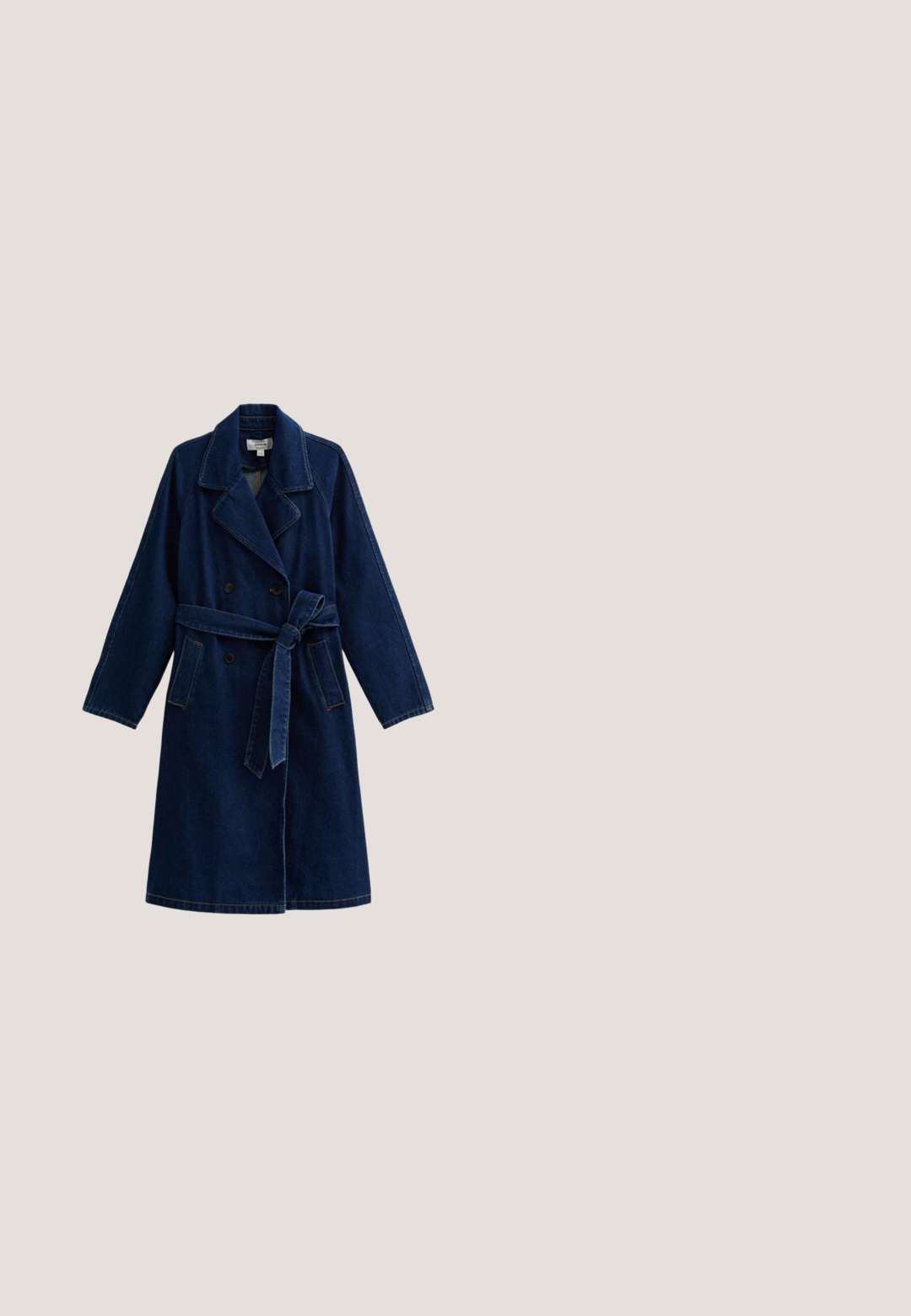 New Look Trenchcoat - blue pattern; Mørk denim ærmeløs kjole med en tætsiddende overdel og en flagrende nederdel. Har en lynlås i ryggen og enkle stikninger.; Sort læder knæhøje støvler med en rund tå, lodrette syninger og en blokhæl. Glat tekstur med en mat finish.; Sorte solbriller med gradient mørke linser, oval form, blank finish, med et fremtrædende logo på siden og sølvdetaljer.; Sort lærreds-taske med dobbelte creme-stribede håndtag og matchende aftagelig skulderrem mod en ensartet lys baggrund.; Justerbar sort snorhalskæde med små gule og hvide perler og syv jævnt fordelte gyldne blomstermotiver.