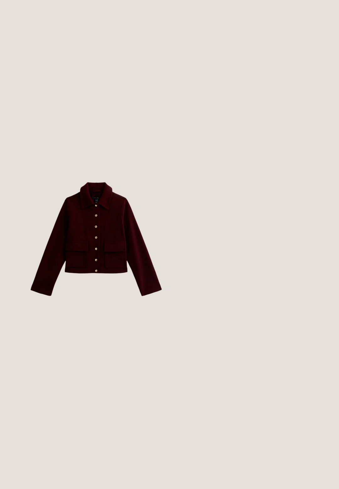 Bordeaux cropped jacket met een kraag, gouden knopen en twee voorste flapzakken. Gemaakt van zachte stof met een gladde textuur.; Donker kastanjebruin gebreid poloshirt met korte mouwen, puntige kraag en een sluiting met vier knopen, plat neergelegd op een witte achtergrond.; Close-up van bordeauxrode stoffen broek met een knoopsluiting achterzak en details van de riemlus.; Stradivarius BLOCK - Lage laarzen - dark red; Donker bordeaux leren schoudertas met een gebogen klep en een gouden rechthoekige sluiting, voorzien van een verstelbare schouderriem.; Gouden open cuffring met aan elk uiteinde twee ronde roze stenen, een gladde textuur en een minimalistisch ontwerp met een 375-keurmerk.