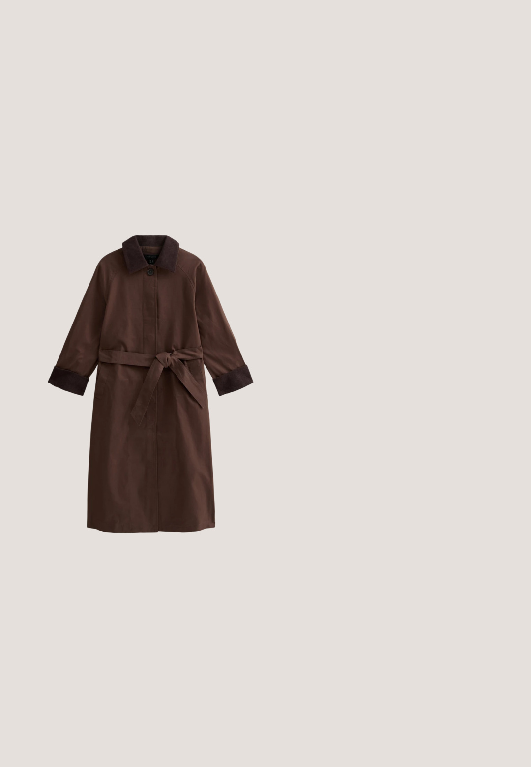 Hnědý trench coat s límcem na knoflíky, páskem na zavázání a dlouhými rukávy s kontrastními žebrovanými manžetami. Hladká tkanina, délka ke kolenům.; Tmavě hnědý vlněný kardigan s dlouhými rukávy, kulatým výstřihem a šesti bílými knoflíky vpředu, položený na bílém pozadí.; Tmavě hnědý top s krátkými rukávy, kulatým výstřihem a asymetrickým řaseným lemem na jedné straně.; Tmavě hnědé džíny s širokými nohavicemi, předními kapsami, zapínáním na knoflíky, poutky na opasek a viditelným šitím.; Tmavě hnědá kožená kotníková bota s špičatou špičkou a zdviženým blokovým podpatkem, hladkým povrchem a minimálními švy.; Měkká černá semišová kabelka přes rameno s jedním širokým popruhem a zaobleným, mírně povadlým tvarem.