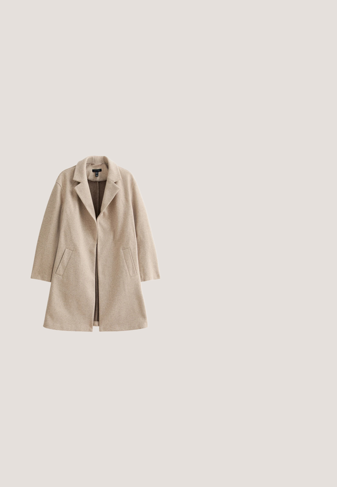 Beige uldfrakke med notched krave, åben front og to sidelommer. Har en lige skæring med mellemlange ærmer.; Beige kortærmet striktrøje med høj turtleneck-krave, ensfarvet design og ribkant ved hals og kant.; Beige brede bukser lavet af et let væv, med to sidelommer, flad front og en glat overflade.; Brun mokkasinsko i ruskind med penny-rem og syet detalje langs tåen, flad sål, sidelæns profil mod hvid baggrund.; Brun læderhåndtaske med et vævet teksturmønster, med to lange, slanke håndtag til skulderbæring.; Delikat guldkædearmbånd med en lille hjerteformet vedhæng i midten og en justerbar lås med en lille diamantdetalje.